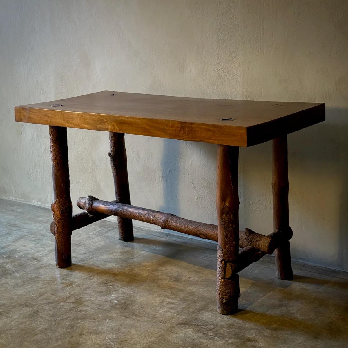 Handgefertigter Berg Stück Tisch (Holz) im Angebot