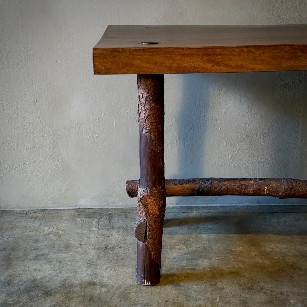 Handgefertigter Berg Stück Tisch im Angebot 1