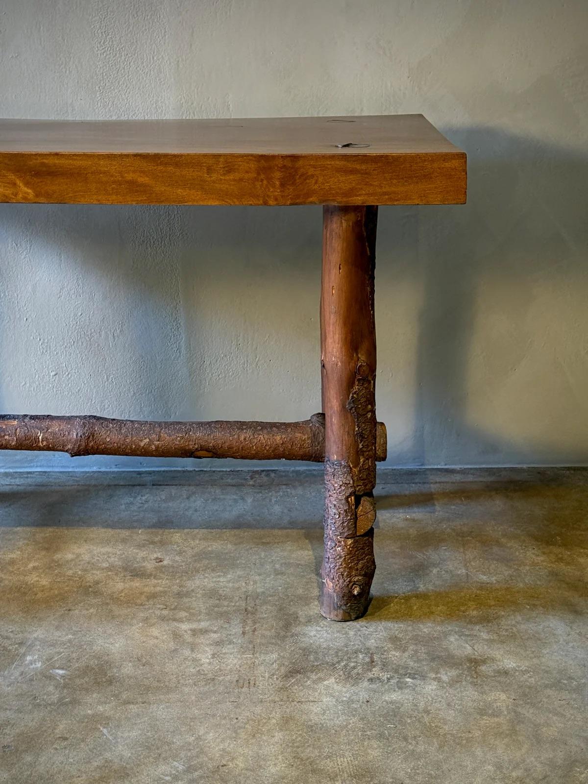 Handgefertigter Berg Stück Tisch im Angebot 2