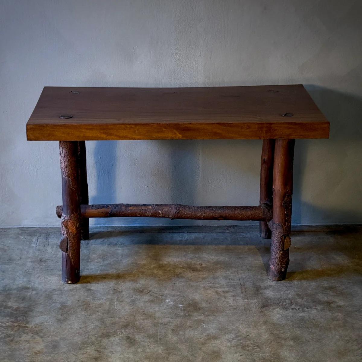 Handgefertigter Berg Stück Tisch im Angebot 3