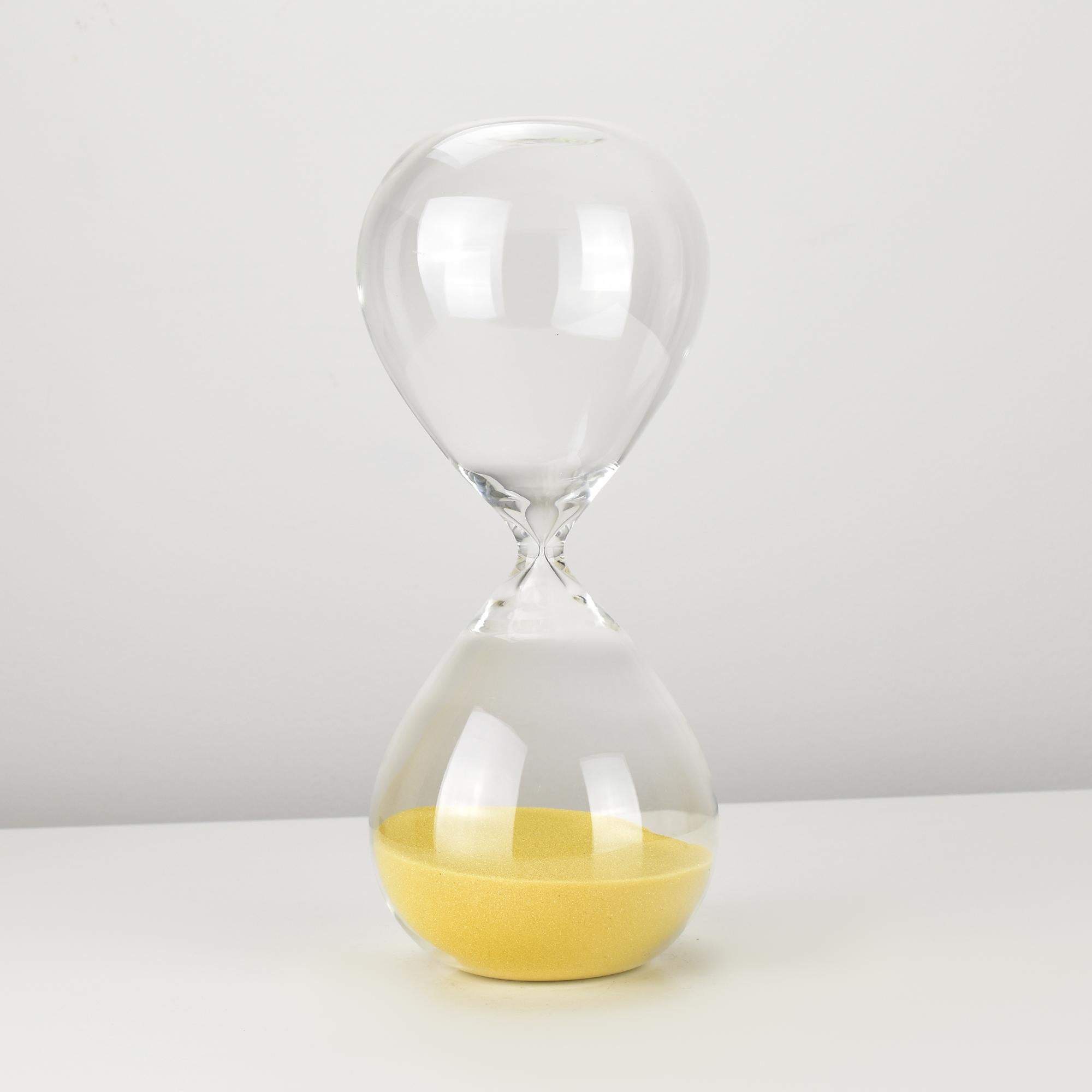 Este exquisito reloj de arena hecho a mano muestra la elegancia atemporal del vidrio artístico de Murano, elaborado con una precisión cristalina. El diseño elegante y minimalista presenta dos bombillas de cristal perfectamente simétricas conectadas