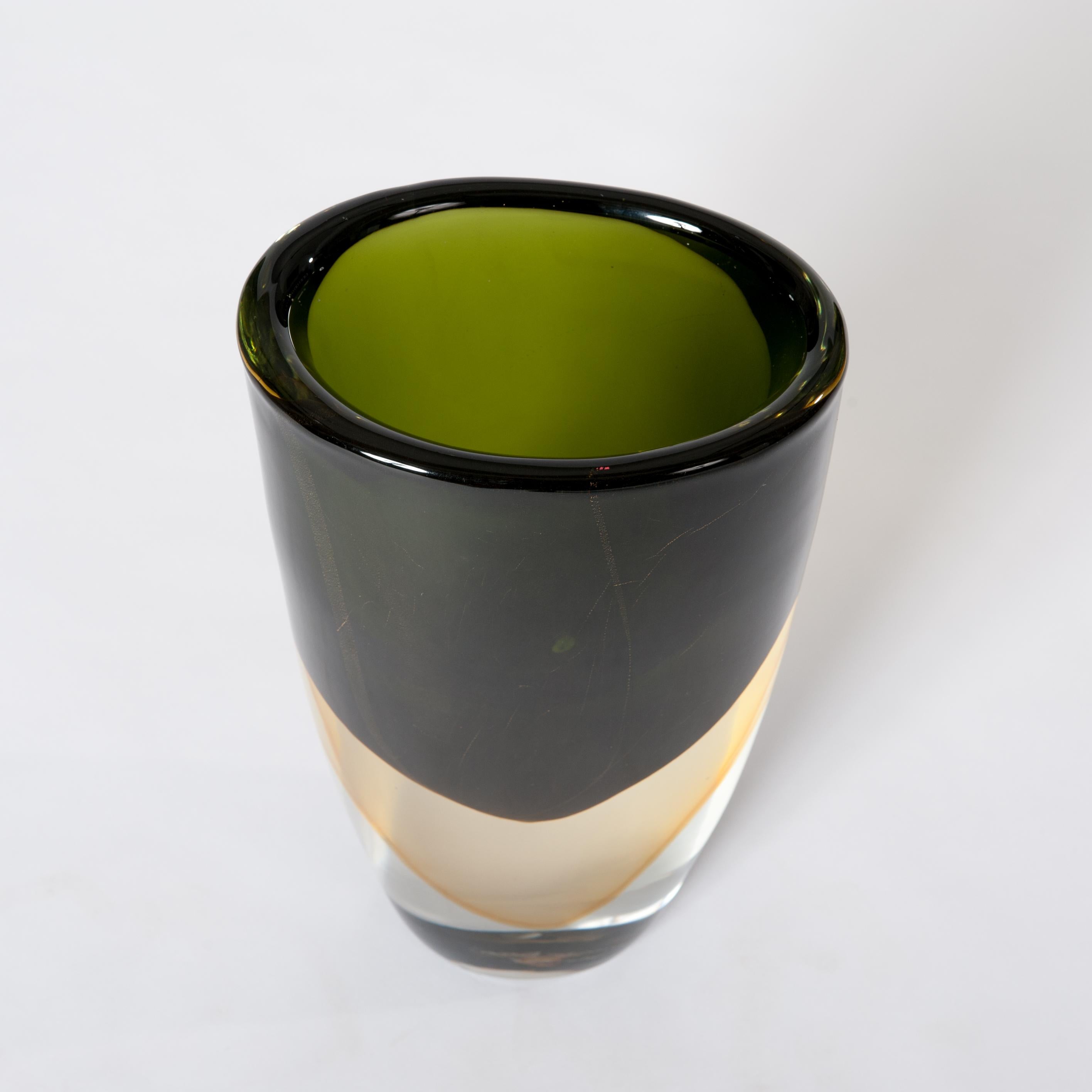 Unique Murano glass Sommerso vase in dark green - yellow - transparent layers, signed by hand Romano Donà at the bottom (11.0 x 7.5cm)

Heavy (11.5kg) and massif vessel handmade in darkgreen with yellow layering below and a solid transparent base.