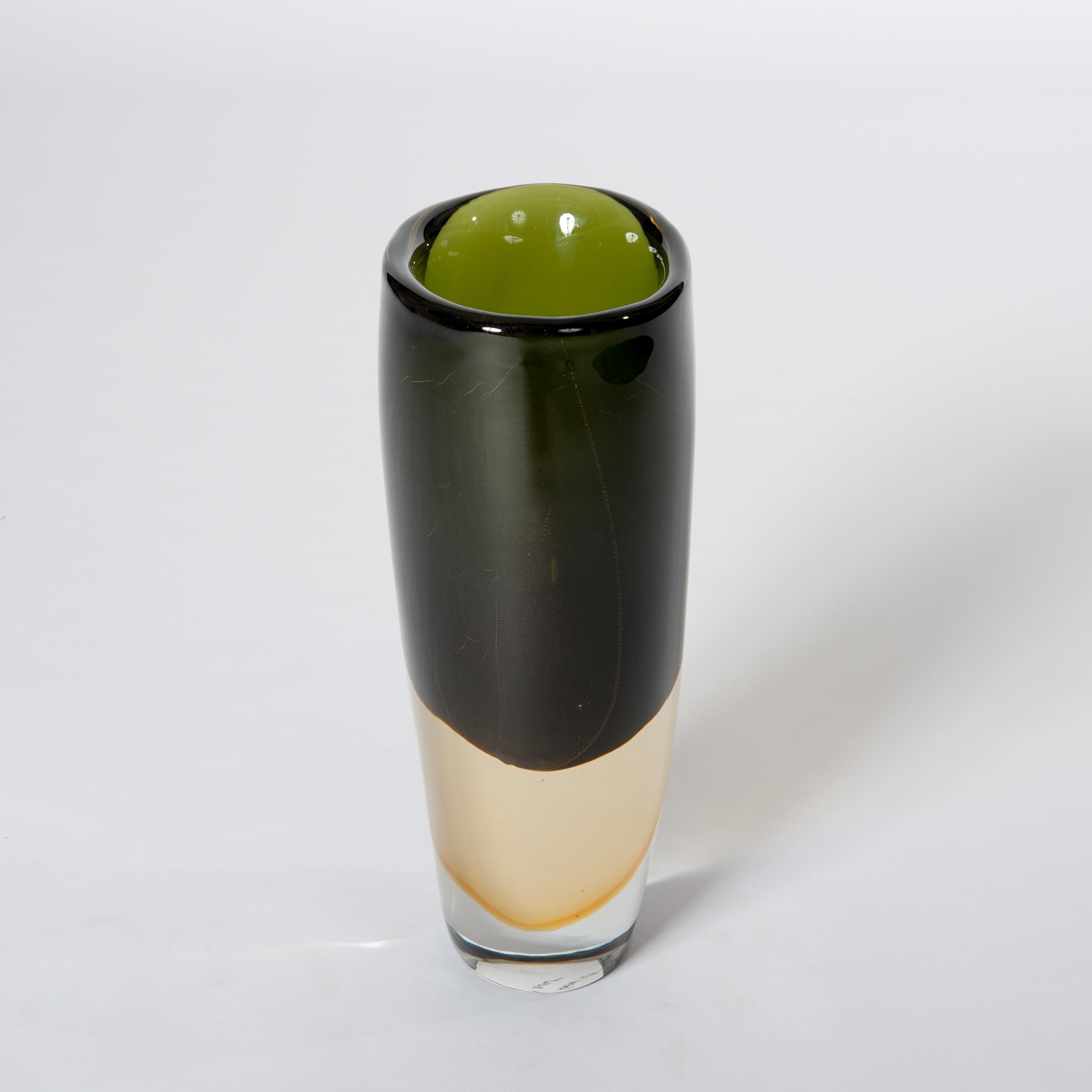 Handgefertigte Sommerso-Vase aus Muranoglas in Dunkelgrün, Gelb, signiert von Romano Donà (Moderne) im Angebot