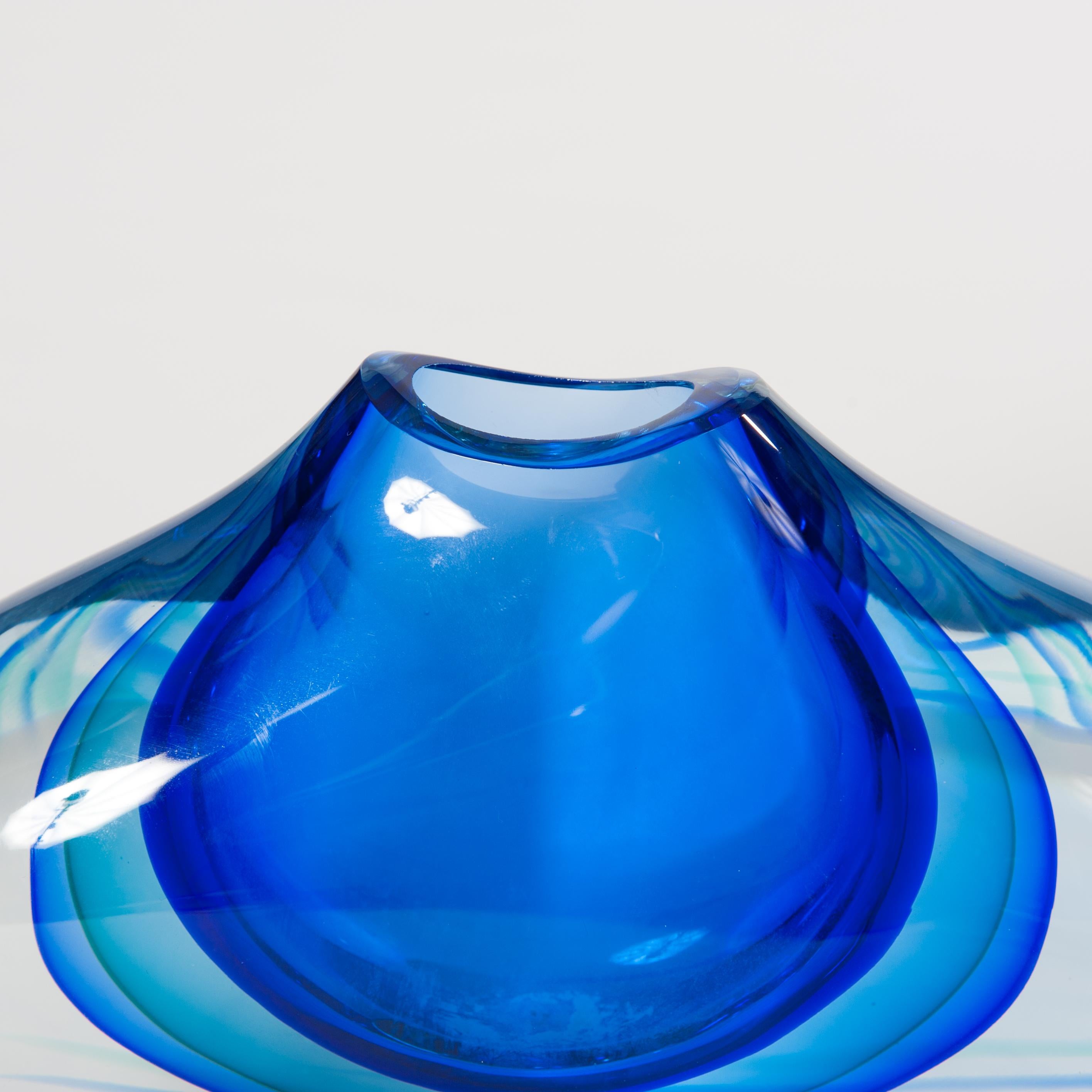 Unique Murano glass Sommerso vase in turquois - green - blue - transparent layers, signed by hand Michele Onesto at the bottom.
Solid (8.0kg) and massif vessel handmade in different color layering and a transparent base.
The shape is slightly