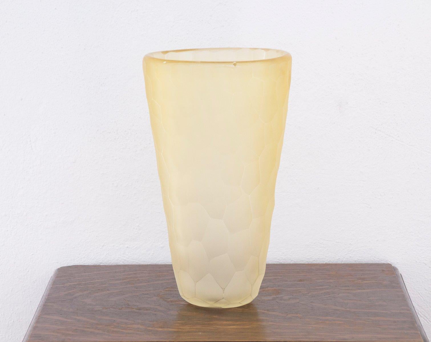 Un pezzo unico! Vaso alto in vetro di Murano color ambra chiaro, lavorazione artistica, interamente fatto a mano Made in Italy.

Informazioni aggiuntive:
Materiale: Vetro di Murano, vetro soffiato a bocca
Stile: Italiano moderno
Colore: