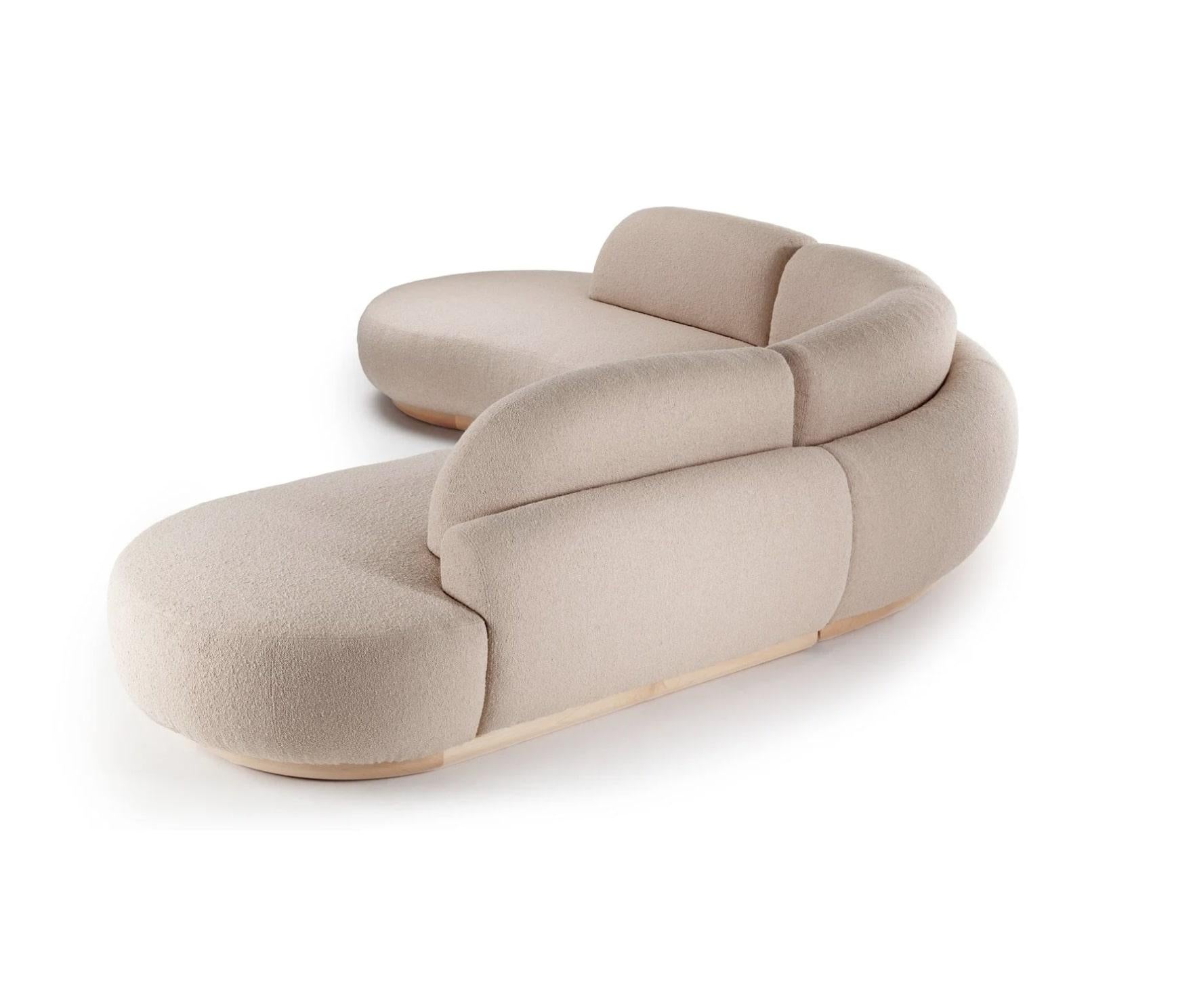 Le canapé Naked révèle des formes sculpturales et organiques destinées à embrasser l'utilisateur et à l'encourager à rester assis dans cette pièce douillette et confortable. Le confort étant le point de départ constant de ce design, les formes