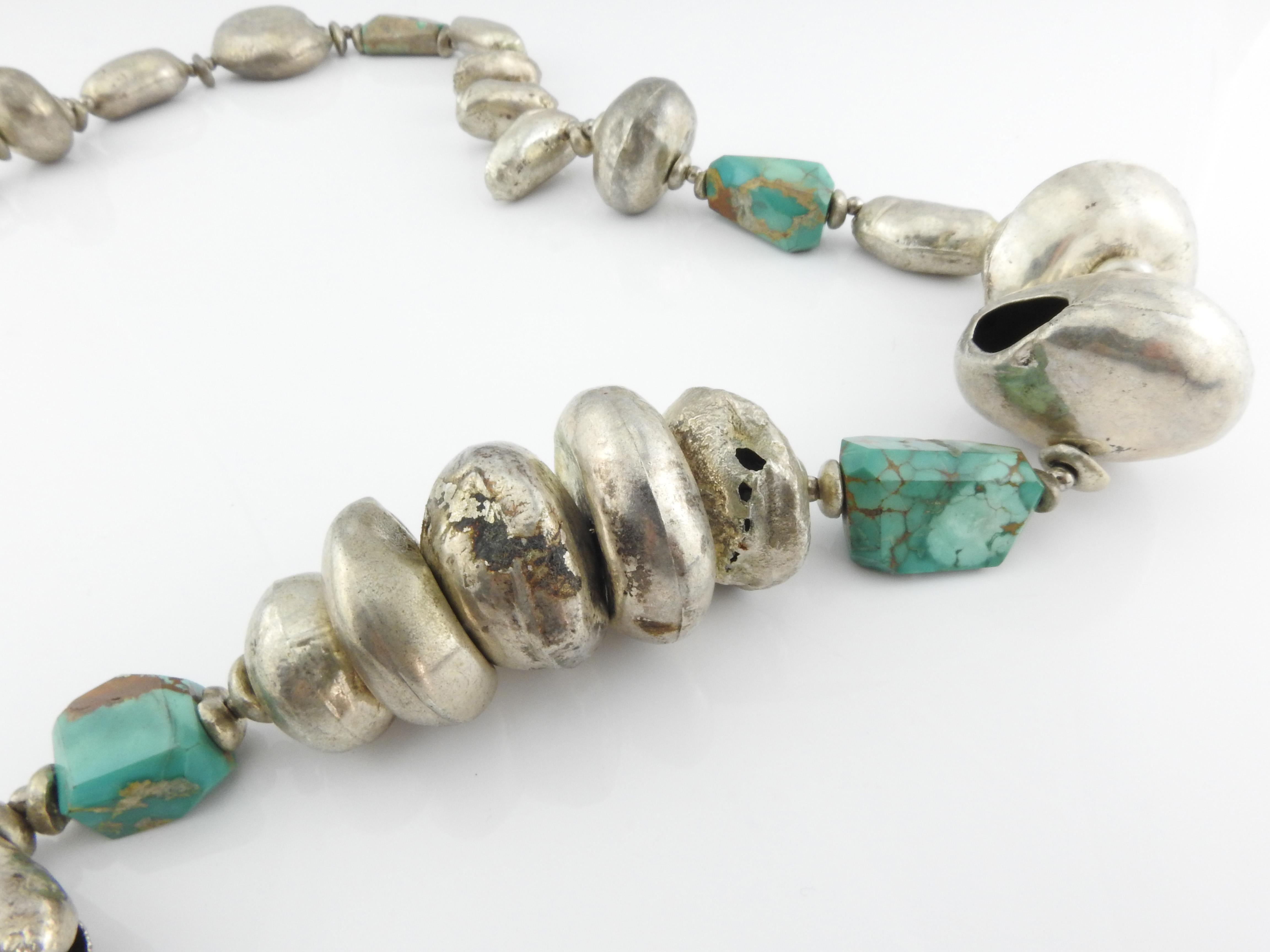 Taille grossière Collier de perles creuses bouffantes en argent et de morceaux de turquoise fait à la main par les Amérindiens en vente