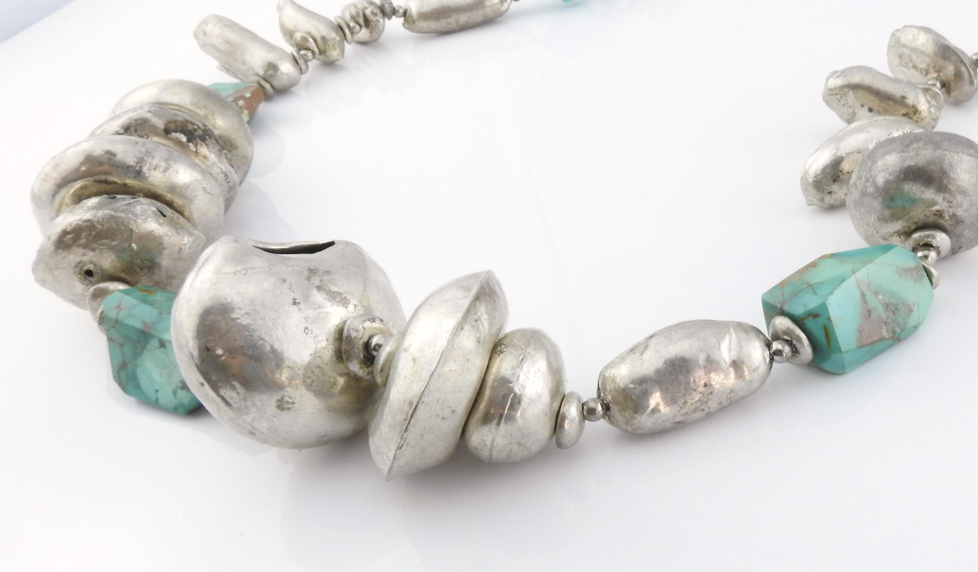 Collier de perles creuses bouffantes en argent et de morceaux de turquoise fait à la main par les Amérindiens Bon état - En vente à Washington Depot, CT