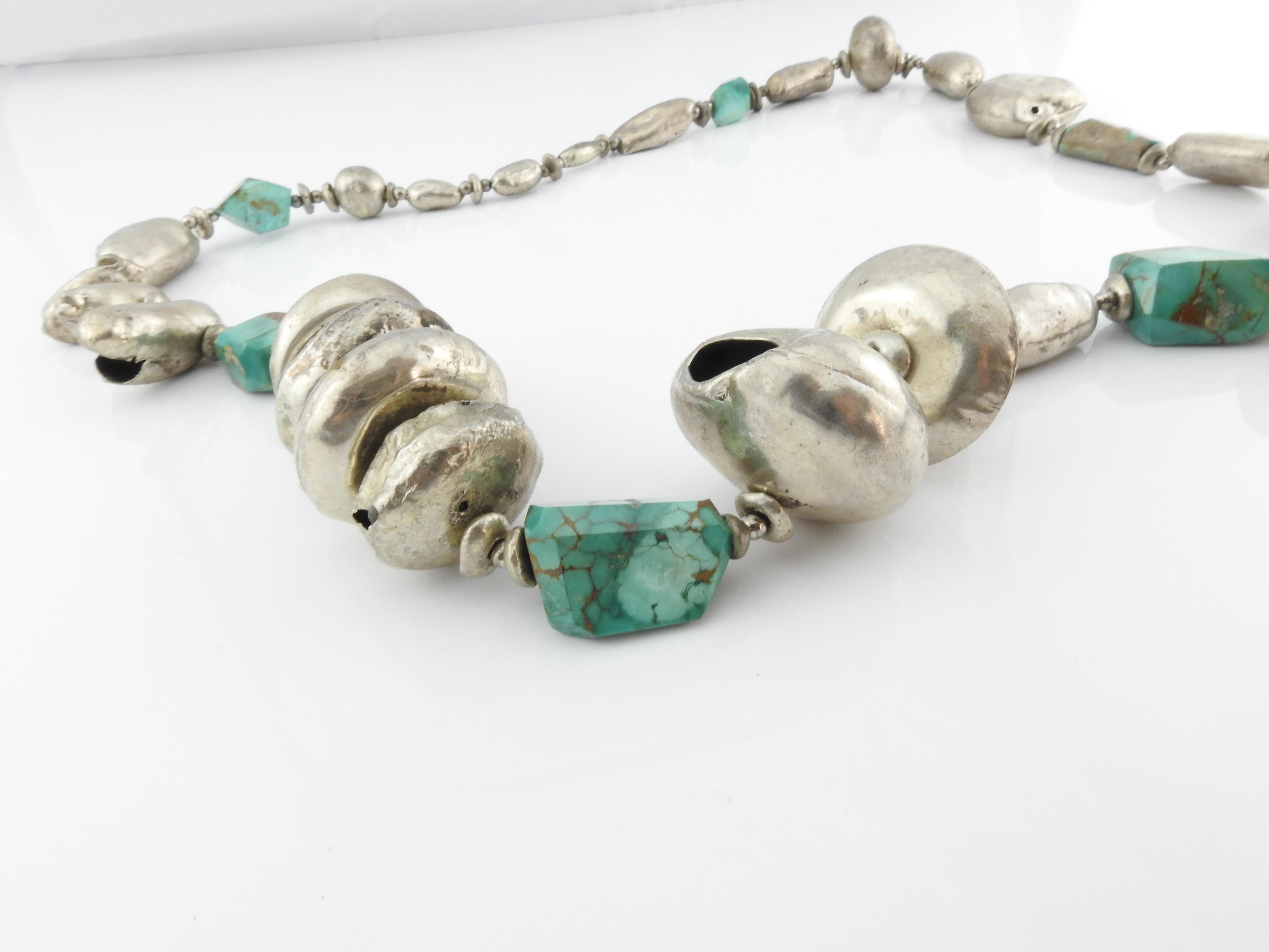 Collier de perles creuses bouffantes en argent et de morceaux de turquoise fait à la main par les Amérindiens Unisexe en vente