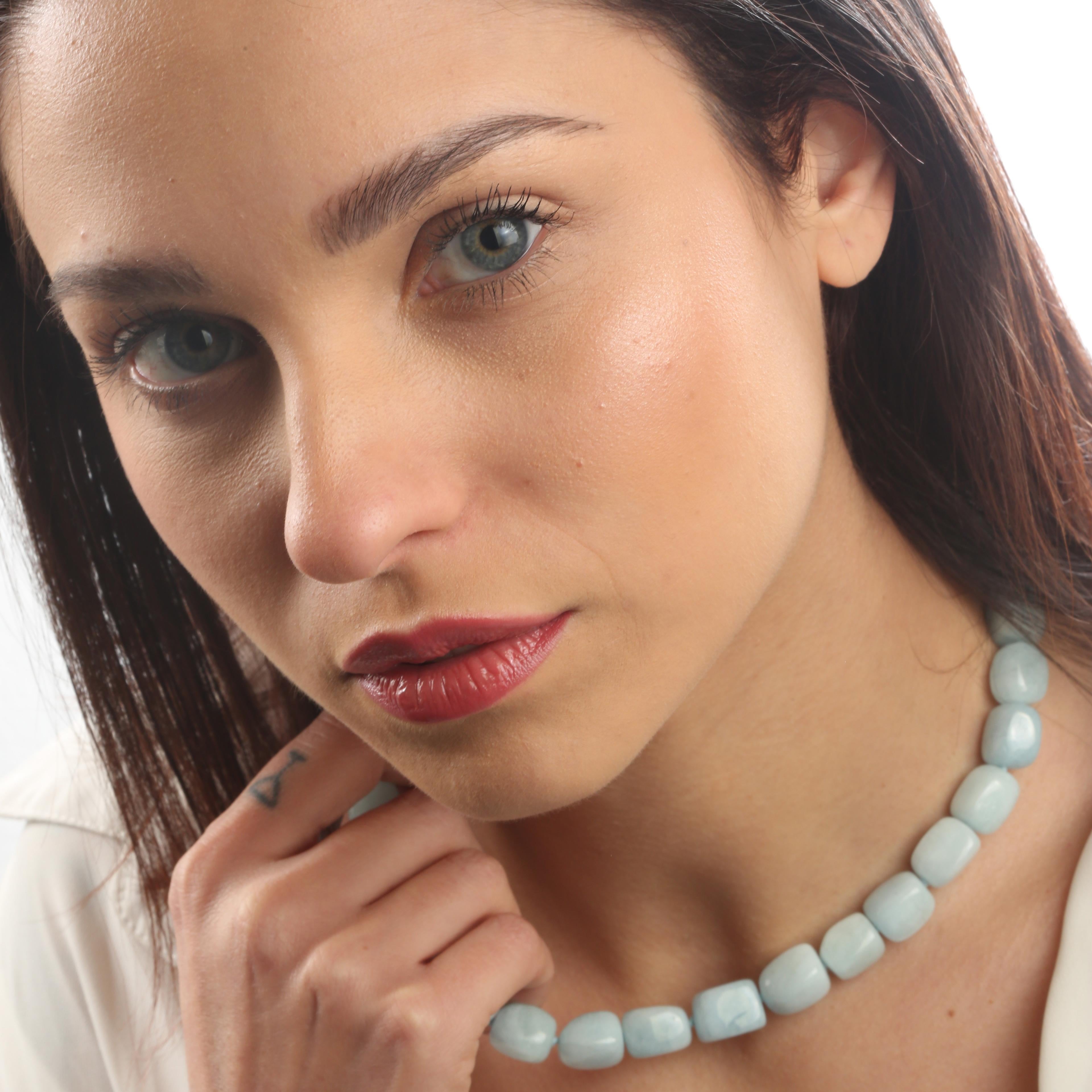 Questa collana è caratterizzata da una preziosa acquamarina di alta qualità; perle naturali e rare per un outfit da cocktail esclusivo.

Un elegante tocco di glamour a portata di mano. Lasciati tentare da uno stile chic e glamour. 

- Chiusura a