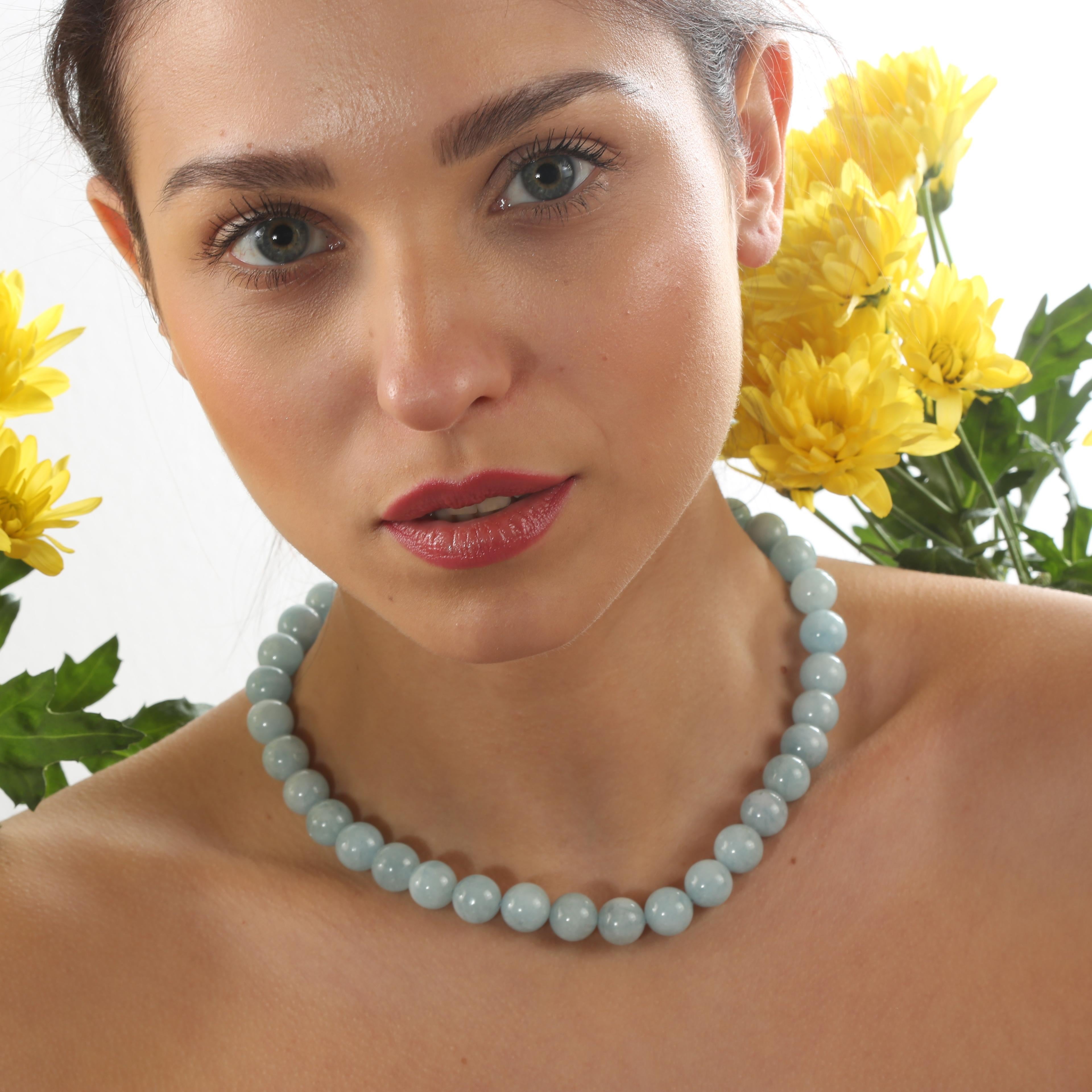 Questa collana è caratterizzata da una preziosa acquamarina di alta qualità; perle naturali e rare per un outfit da cocktail esclusivo.

Un elegante tocco di glamour a portata di mano. Lasciati tentare da uno stile chic e glamour. 

- Chiusura a