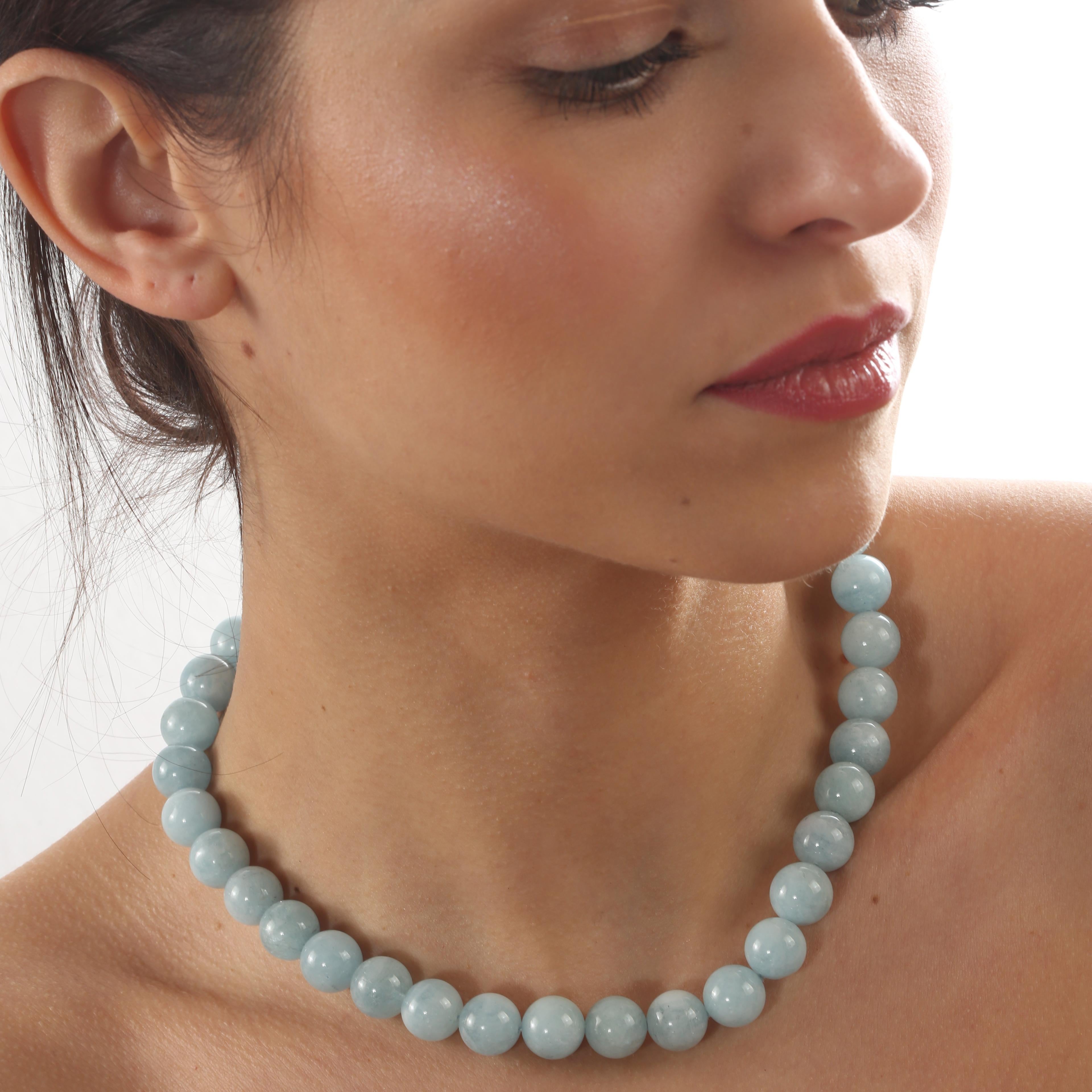 Collana girocollo di perline preziose fatta a mano con acquamarina naturale rotonda Intini Jewels in vendita 1