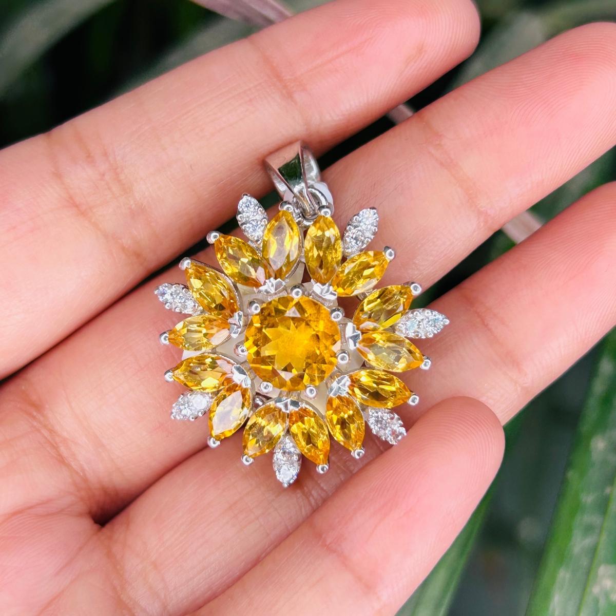 Mixed Cut Handmade Natural Citrine Flower Halo Pendant Necklace for Mother in 925 Silver For Sale