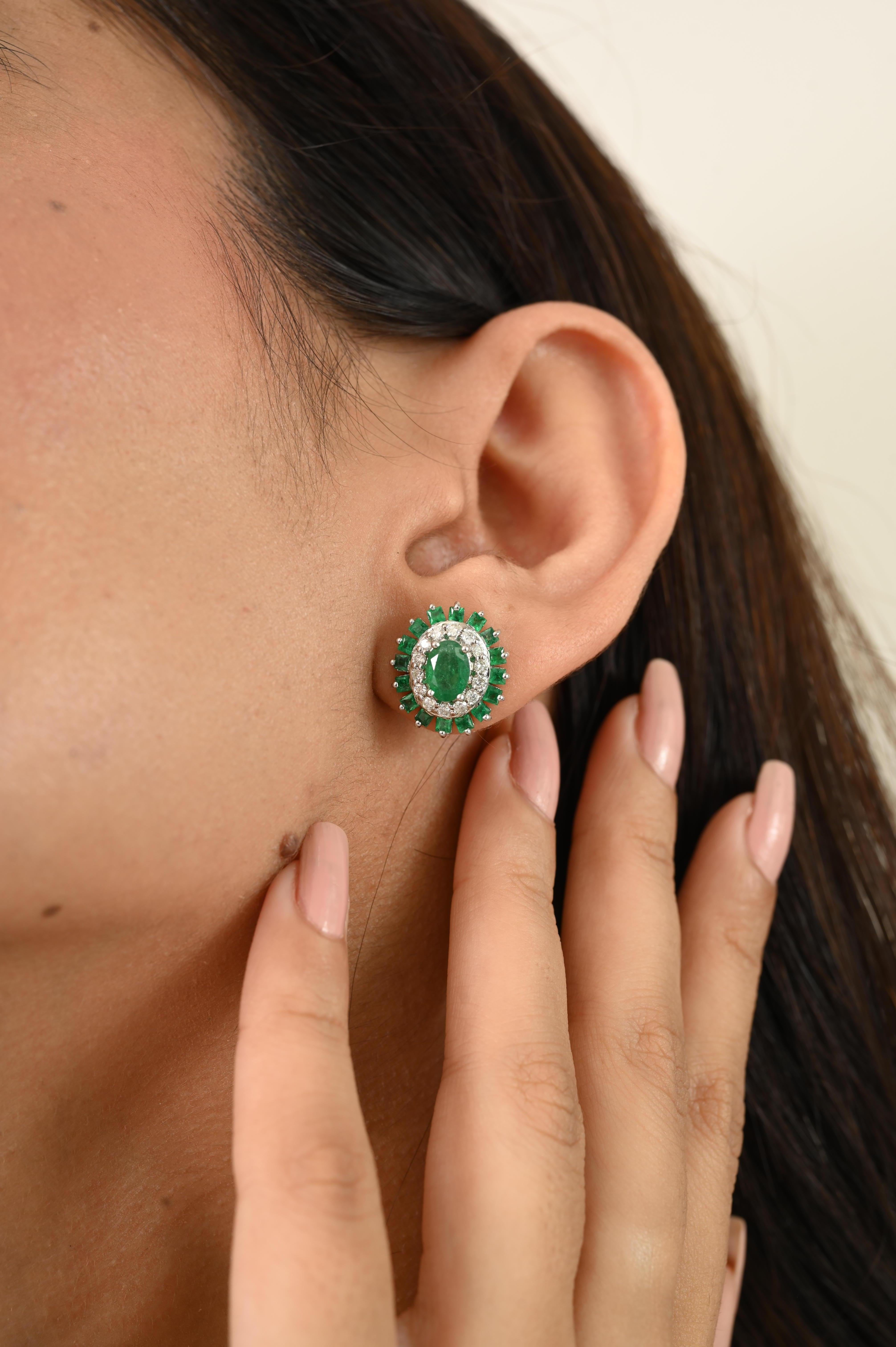 Boucles d'oreilles pour femmes en or blanc 14k, faites à la main, émeraudes naturelles et fleurs de diamant. D'un poids total de 2,65 carats, les émeraudes ovales d'un vert vibrant sont joliment entourées d'un halo étincelant de diamants ronds et