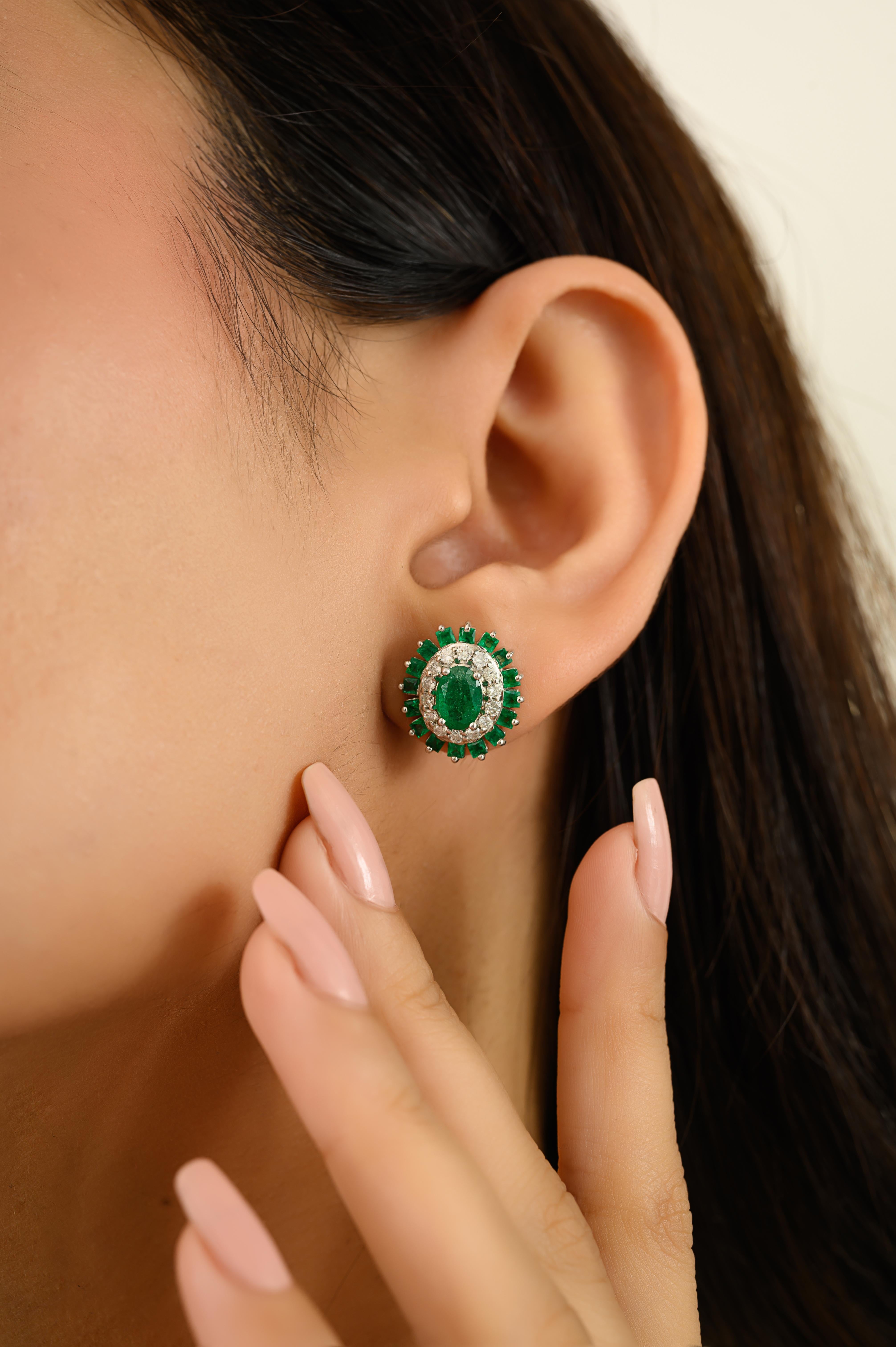 Boucles d'oreilles pour femmes en or blanc 14k, faites à la main, émeraudes naturelles et fleurs de diamant. D'un poids total de 2,65 carats, les émeraudes ovales d'un vert vibrant sont joliment entourées d'un halo étincelant de diamants ronds et