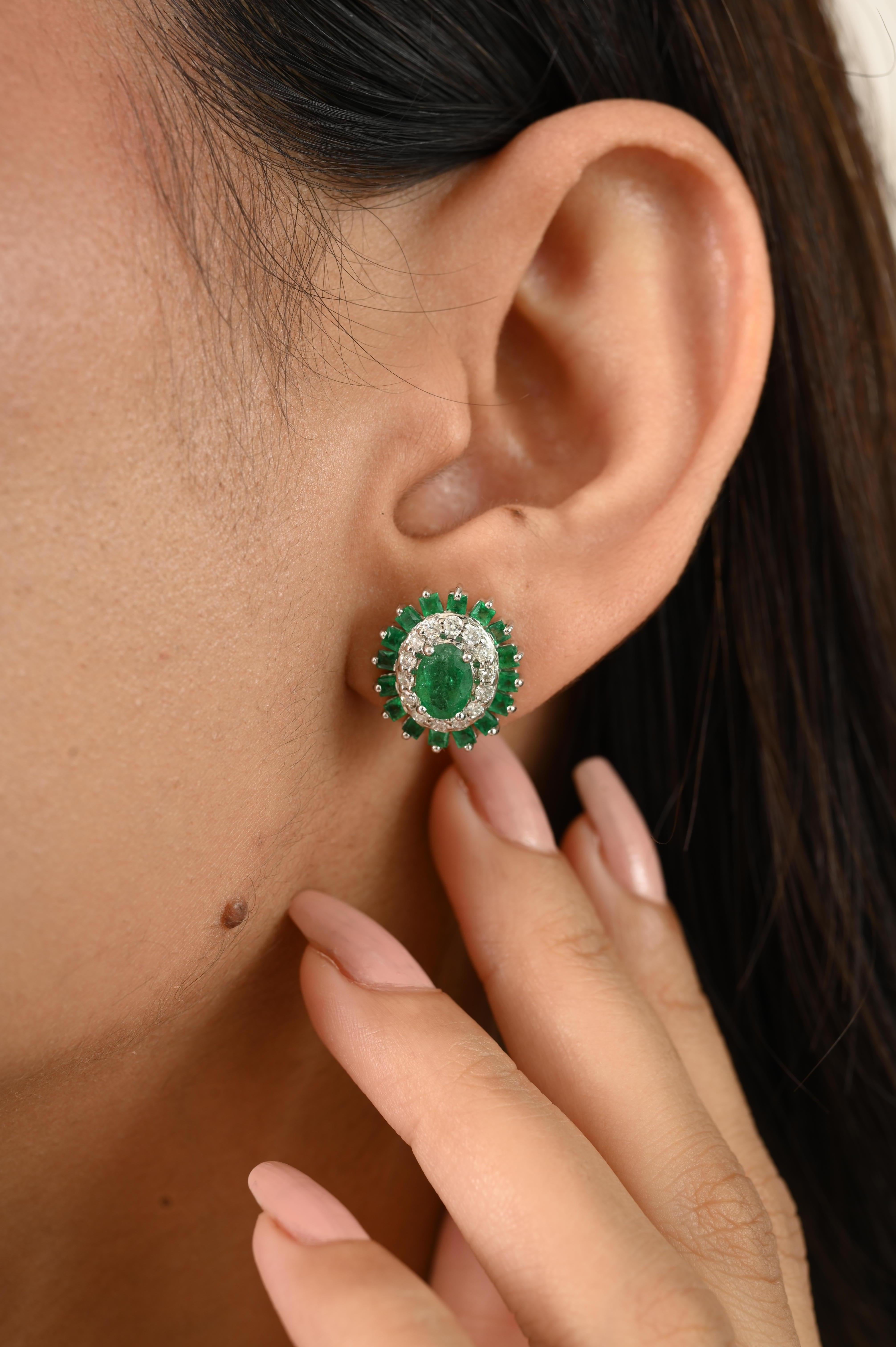Taille ovale Boucles d'oreilles en or 14k pour femmes, faites à la main, avec émeraude naturelle et diamant. en vente