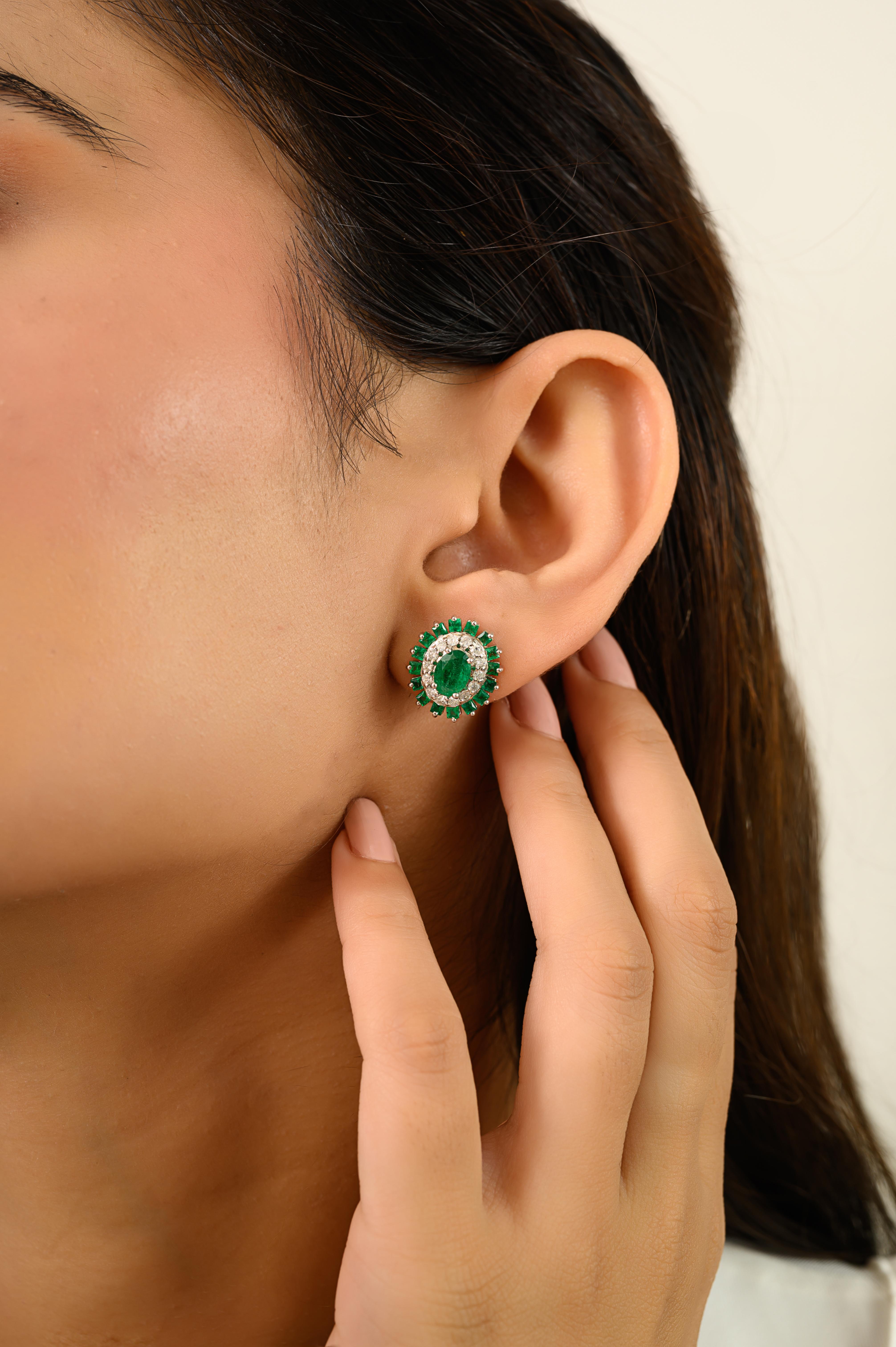 Taille ovale Boucles d'oreilles en or 14k pour femmes, faites à la main, avec émeraude naturelle et diamant. en vente
