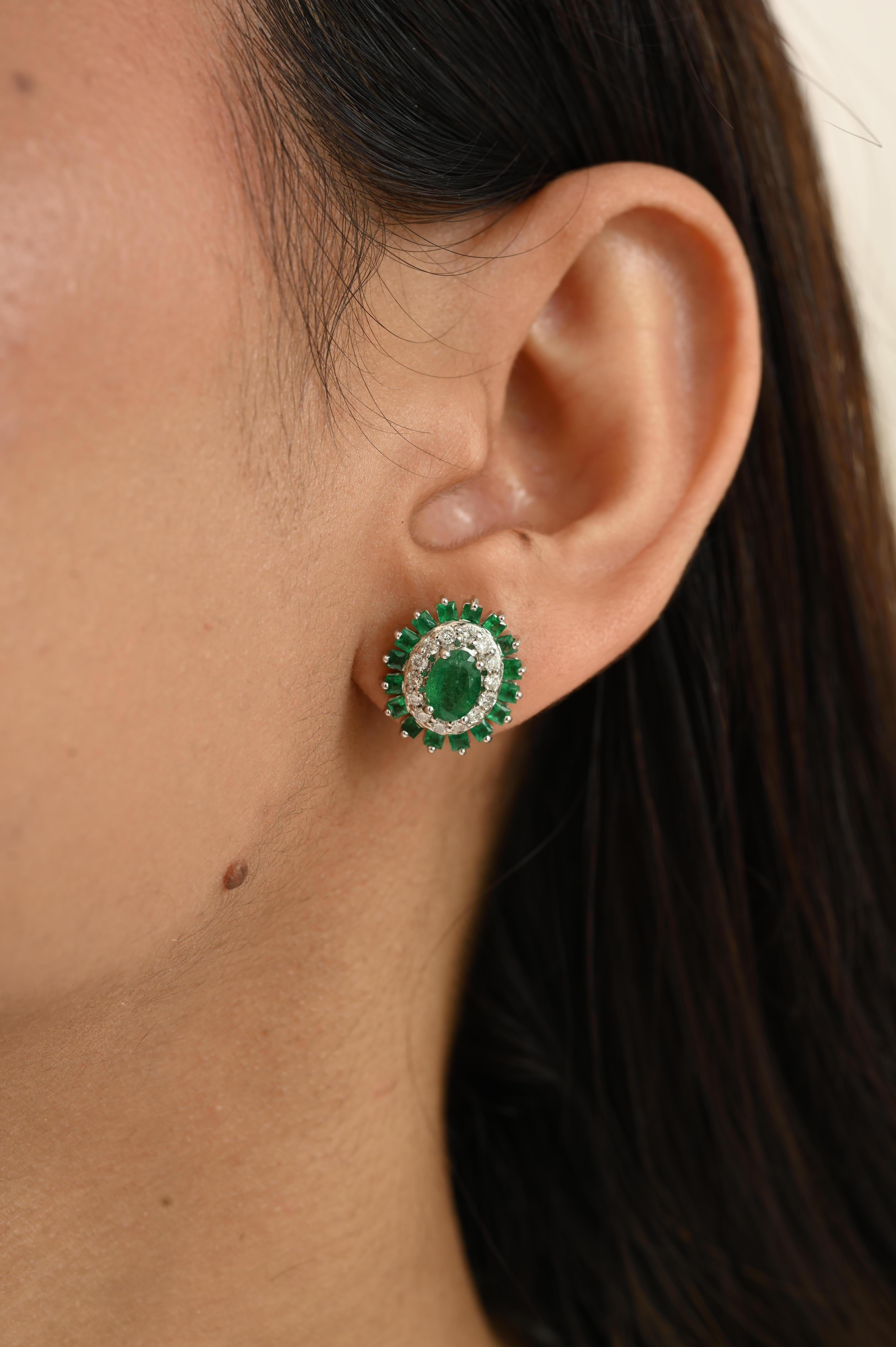 Boucles d'oreilles en or 14k pour femmes, faites à la main, avec émeraude naturelle et diamant. Pour femmes en vente