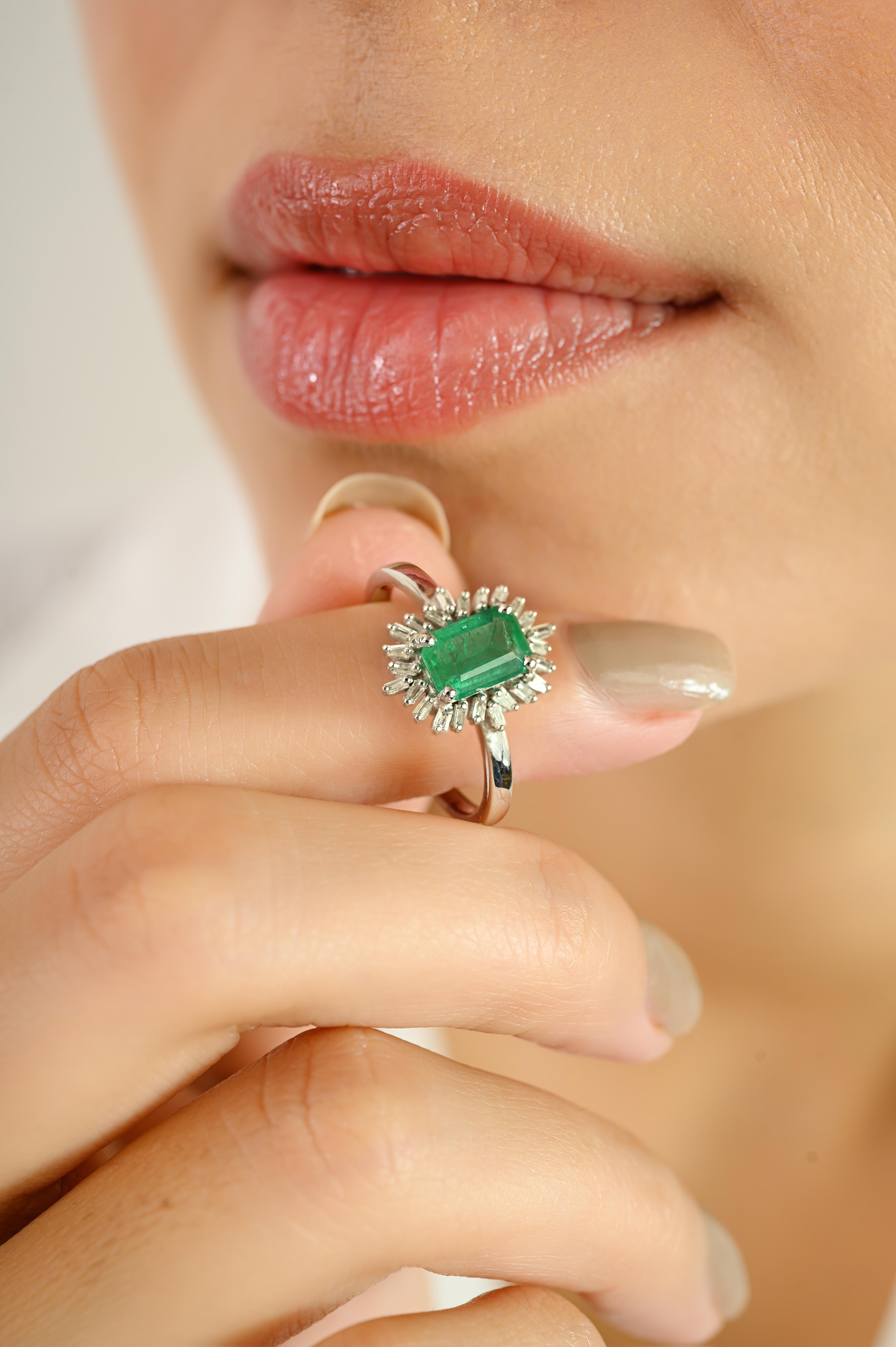 Im Angebot: Handgefertigter natürlicher Smaragd & Diamant-Sunburst-Ring aus massivem 14k Weißgold () 10