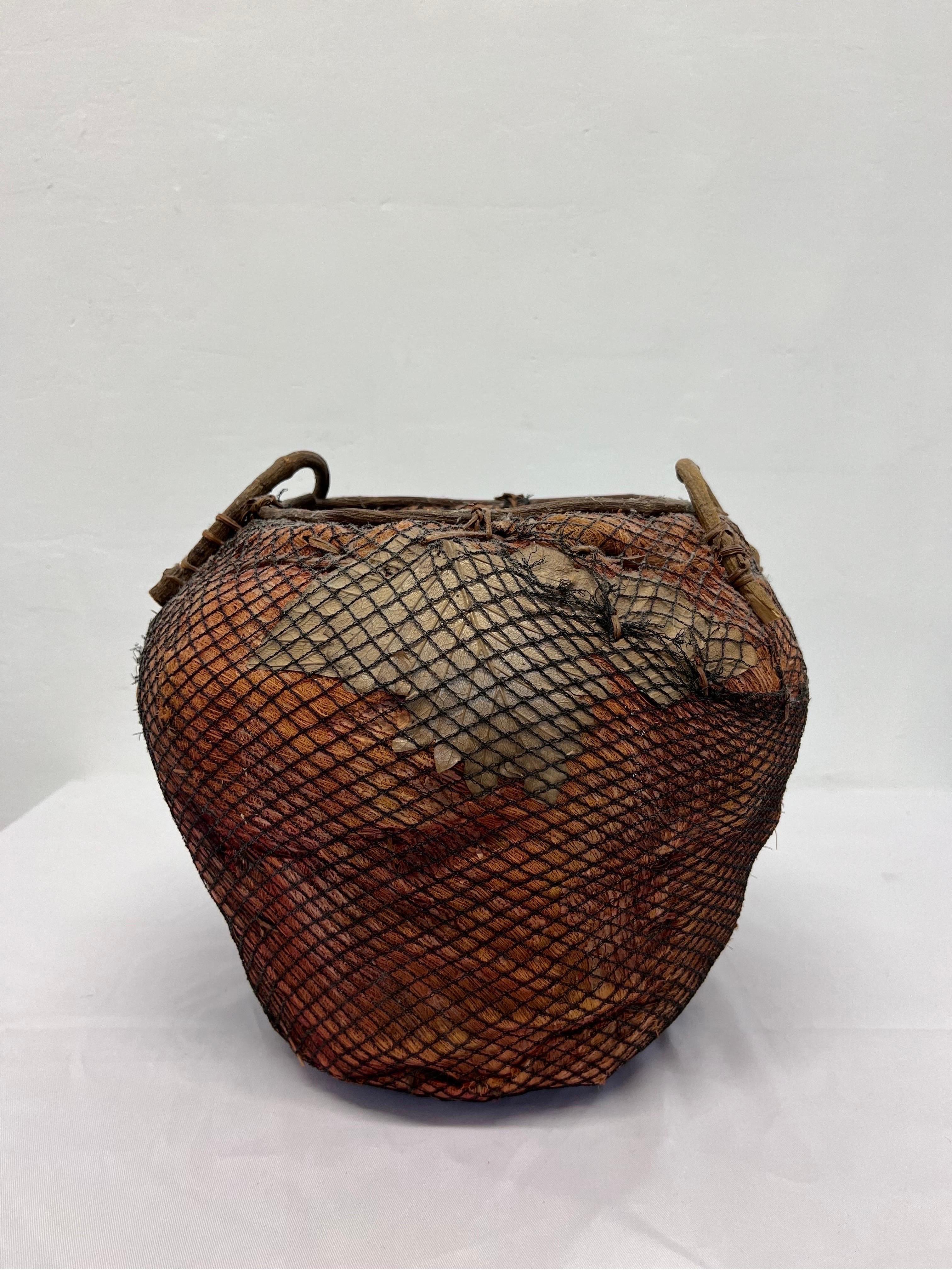 Handmade Natural Fiber and Leaf Basket Wrapped in Fish Net, 1970s In Good Condition For Sale In Miami, FL