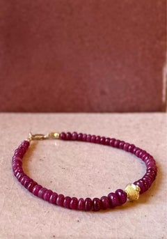 Bracelet perlé en rubis rouge naturel fait main avec accents en or 22k