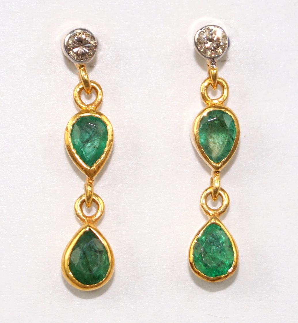 Stunning diamond gold plated silver emerald earrings consists of :

Metal- Silver
Metal Purity- sterling silver
Color of metal- Yellow gold plating 
Diamond- Natural uncut diamonds
Diamond origin- Natural earth mined
Diamond weight-