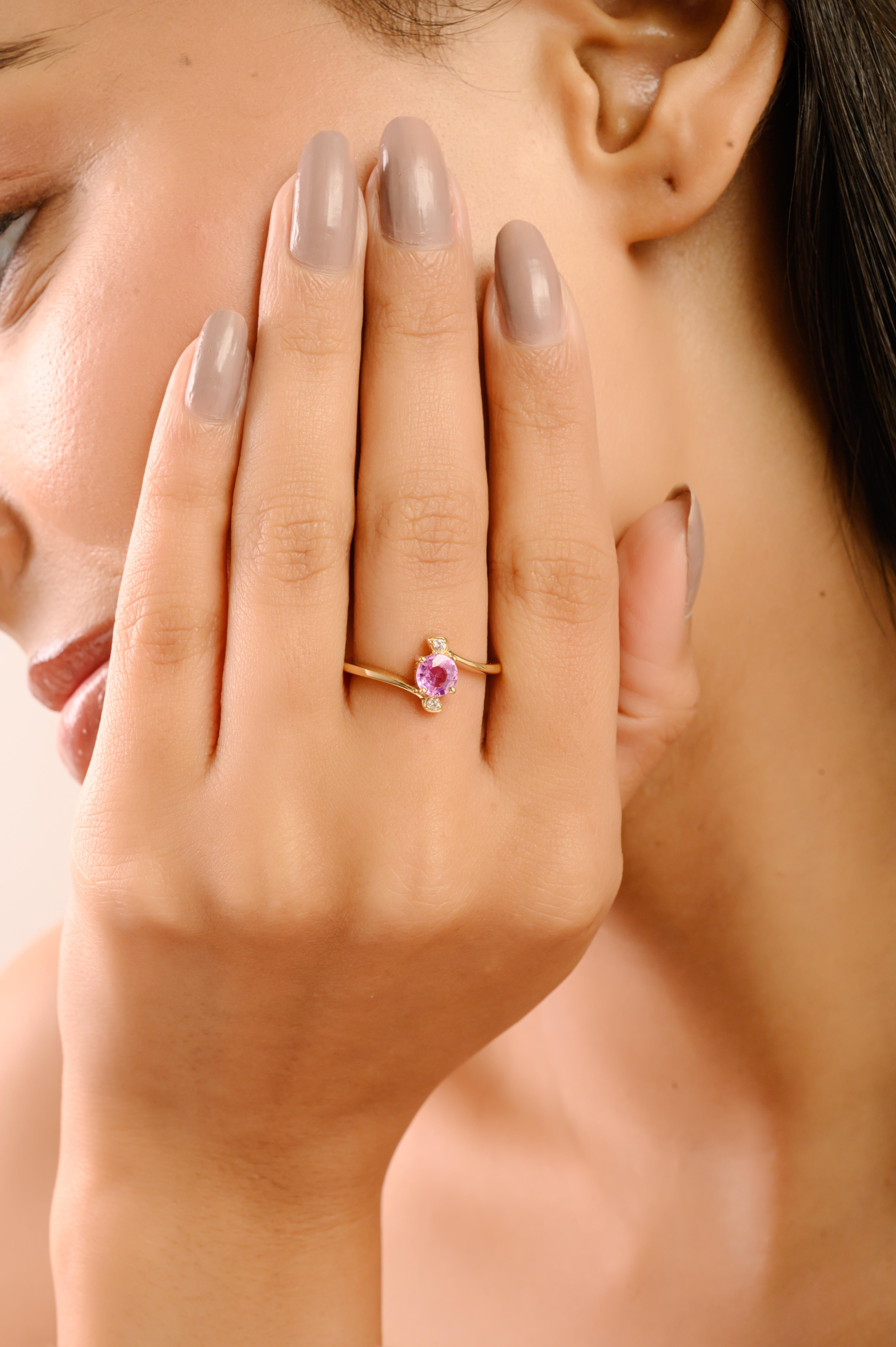 En vente :  Bague de contournement en or jaune 14 carats, saphir rose rond naturel et diamant, faite à la main 2