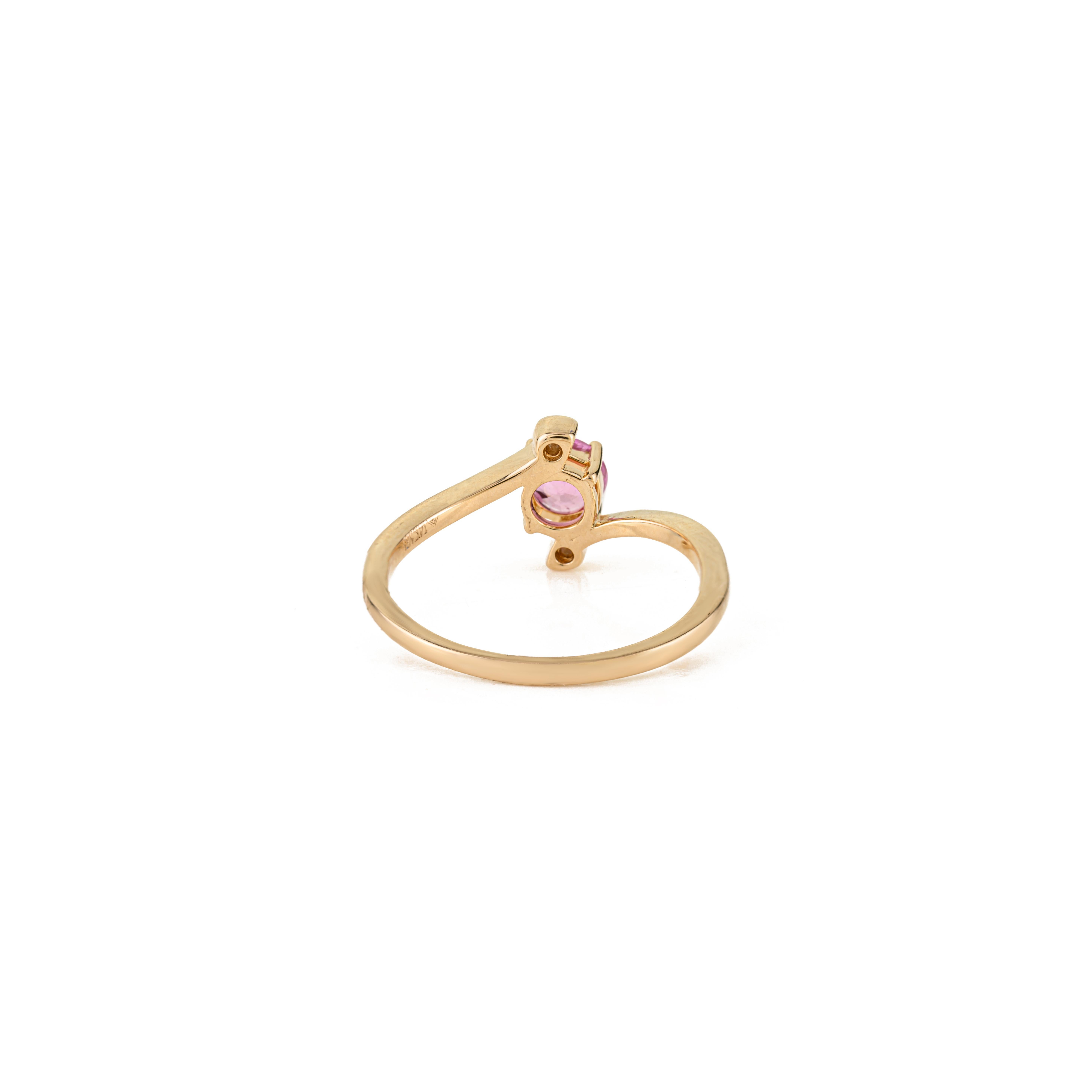 En vente :  Bague de contournement en or jaune 14 carats, saphir rose rond naturel et diamant, faite à la main 3