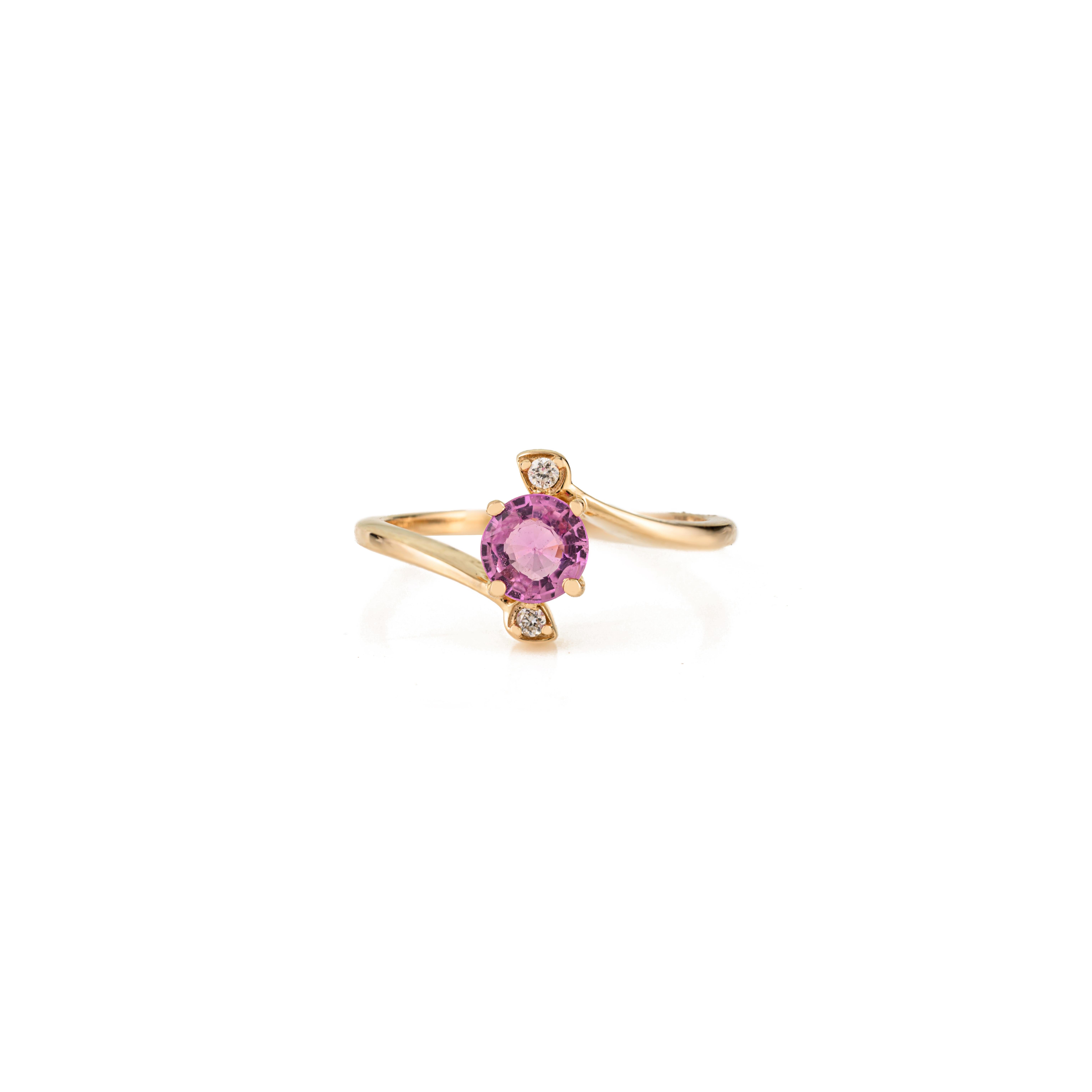 En vente :  Bague de contournement en or jaune 14 carats, saphir rose rond naturel et diamant, faite à la main 7