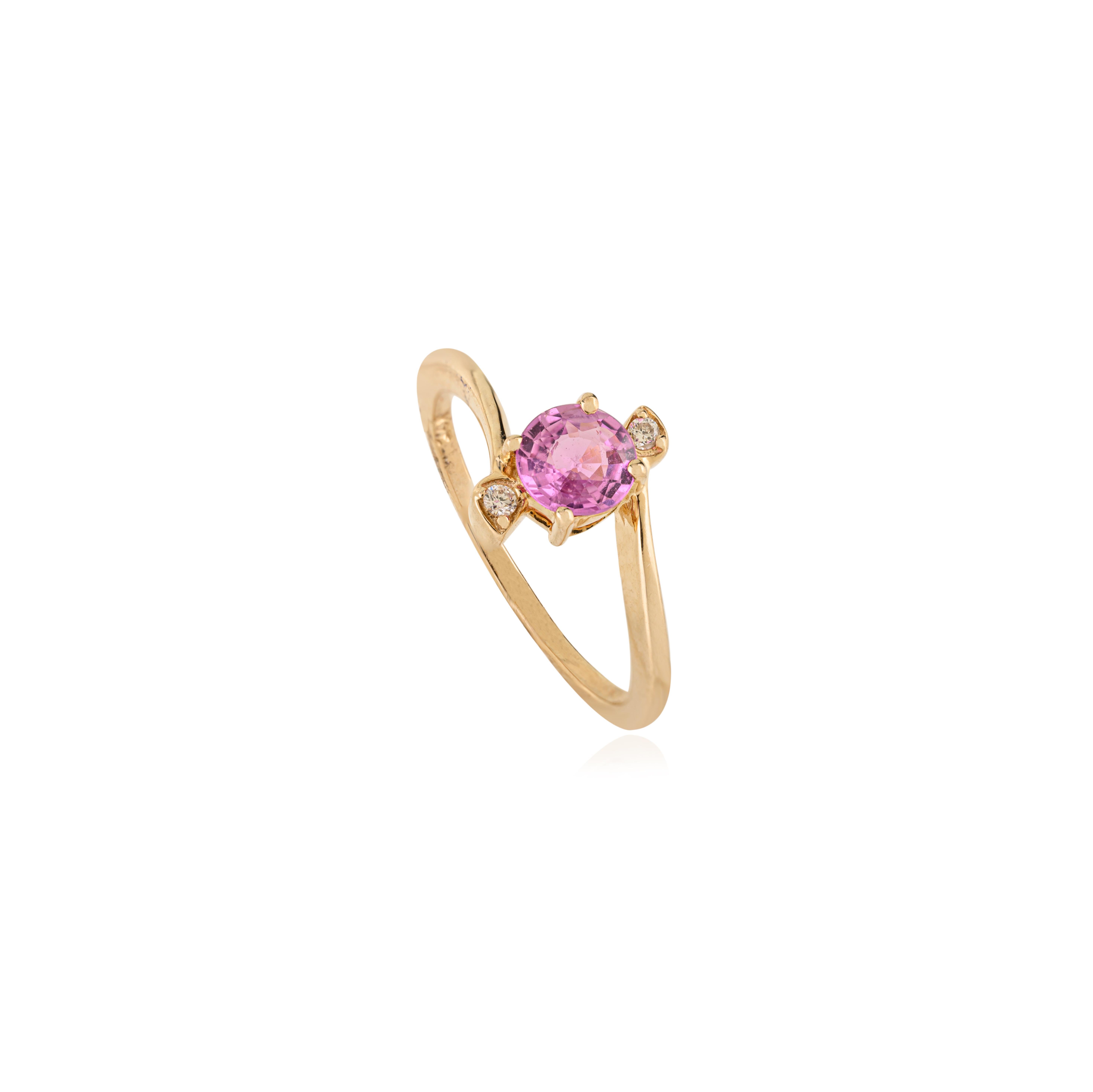 En vente :  Bague de contournement en or jaune 14 carats, saphir rose rond naturel et diamant, faite à la main 9