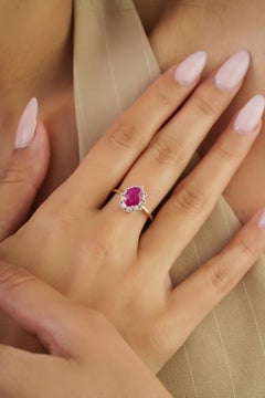 Bague imposante « halo » faite main, sertie d'un rubis naturel et de diamants, 1,52 ct, en or jaune 14 carats