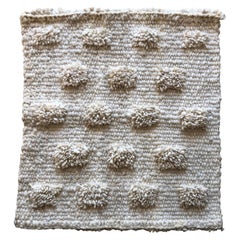 Tapis moderne et organique en laine naturelle à poils coupés, fait à la main, en stock