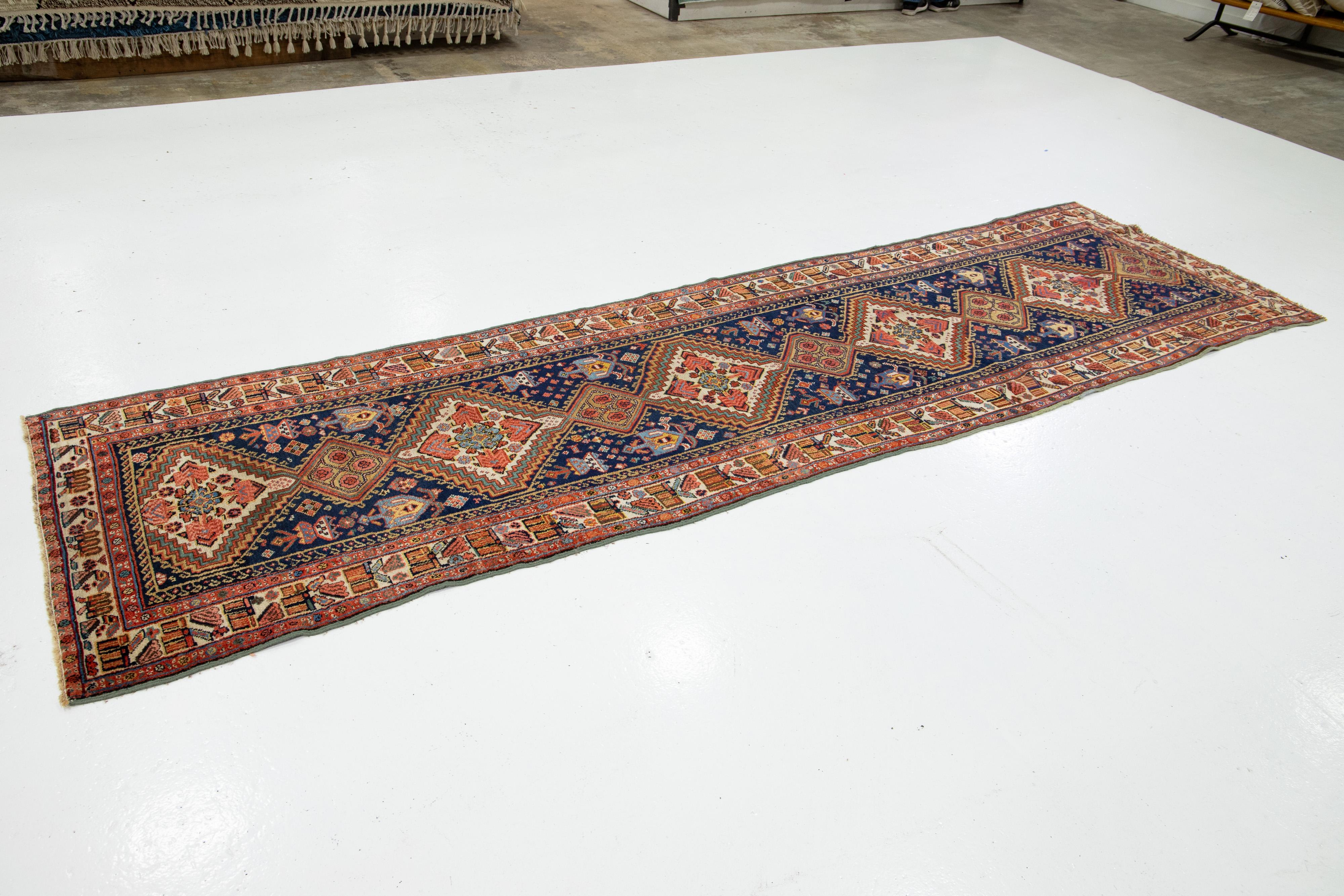 Handgefertigter marineblauer antiker Kurdischer Woll-Läufer in Marineblau mit Allover-Design (Islamisch) im Angebot