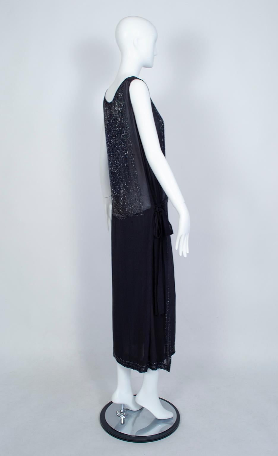 Handgefertigtes Flapper-Kleid aus tschechischen Glasperlen, Frankreich - M-L, 1920er Jahre (Schwarz) im Angebot