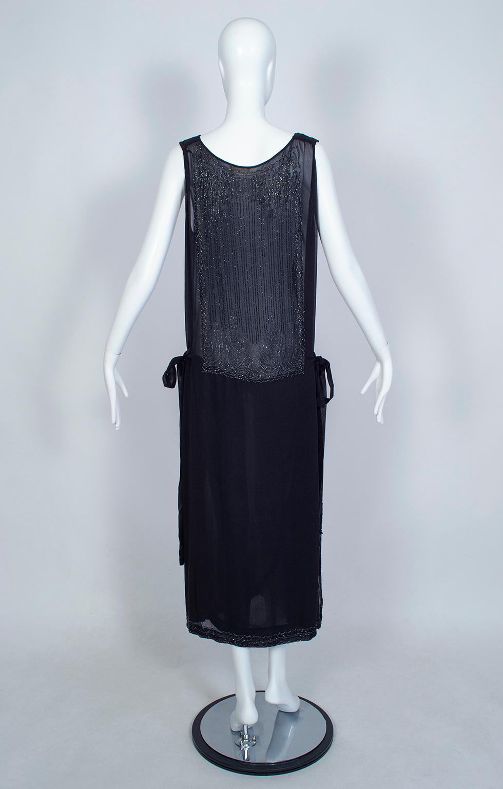 Handgefertigtes Flapper-Kleid aus tschechischen Glasperlen, Frankreich - M-L, 1920er Jahre im Zustand „Gut“ im Angebot in Tucson, AZ