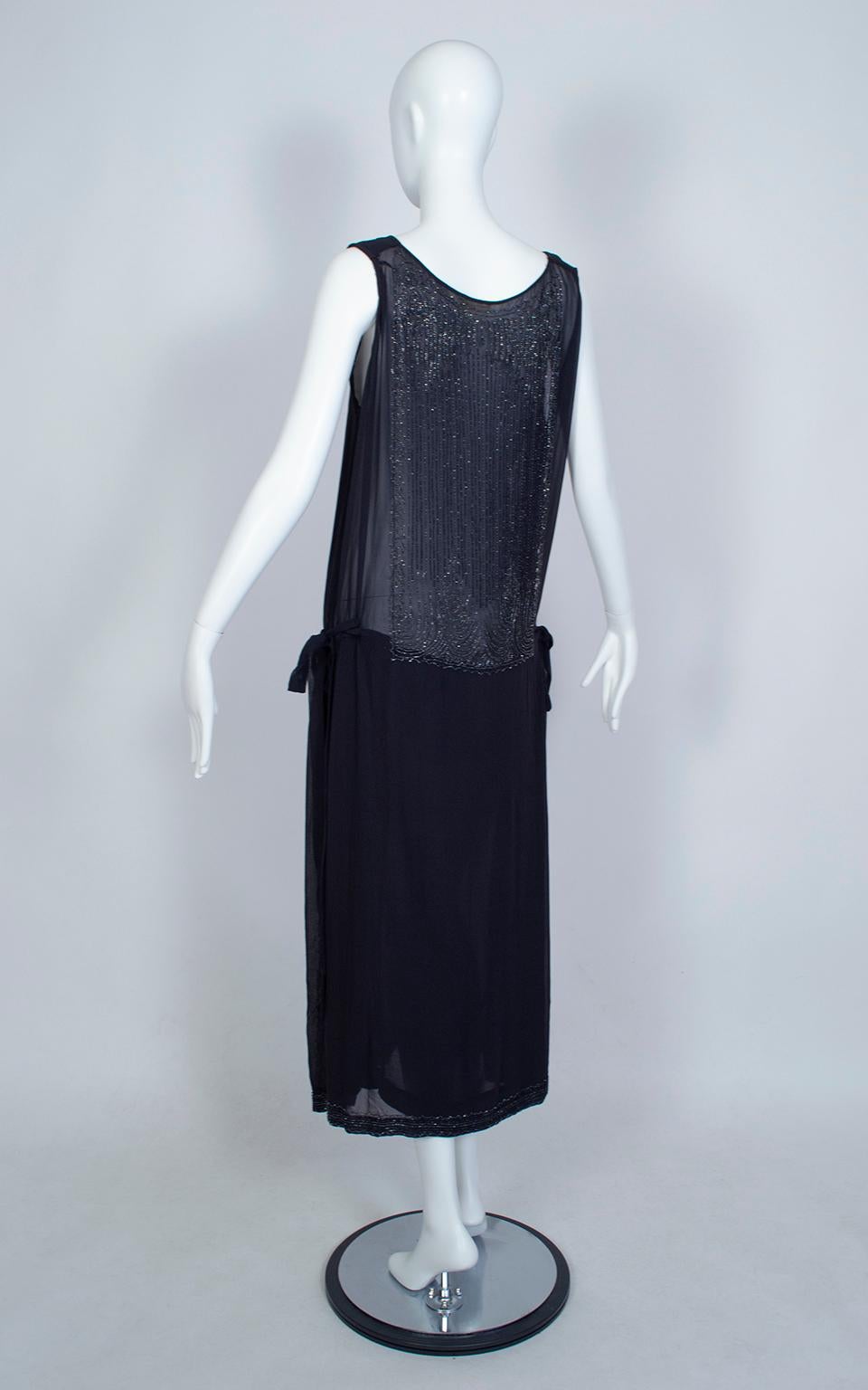 Handgefertigtes Flapper-Kleid aus tschechischen Glasperlen, Frankreich - M-L, 1920er Jahre Damen im Angebot