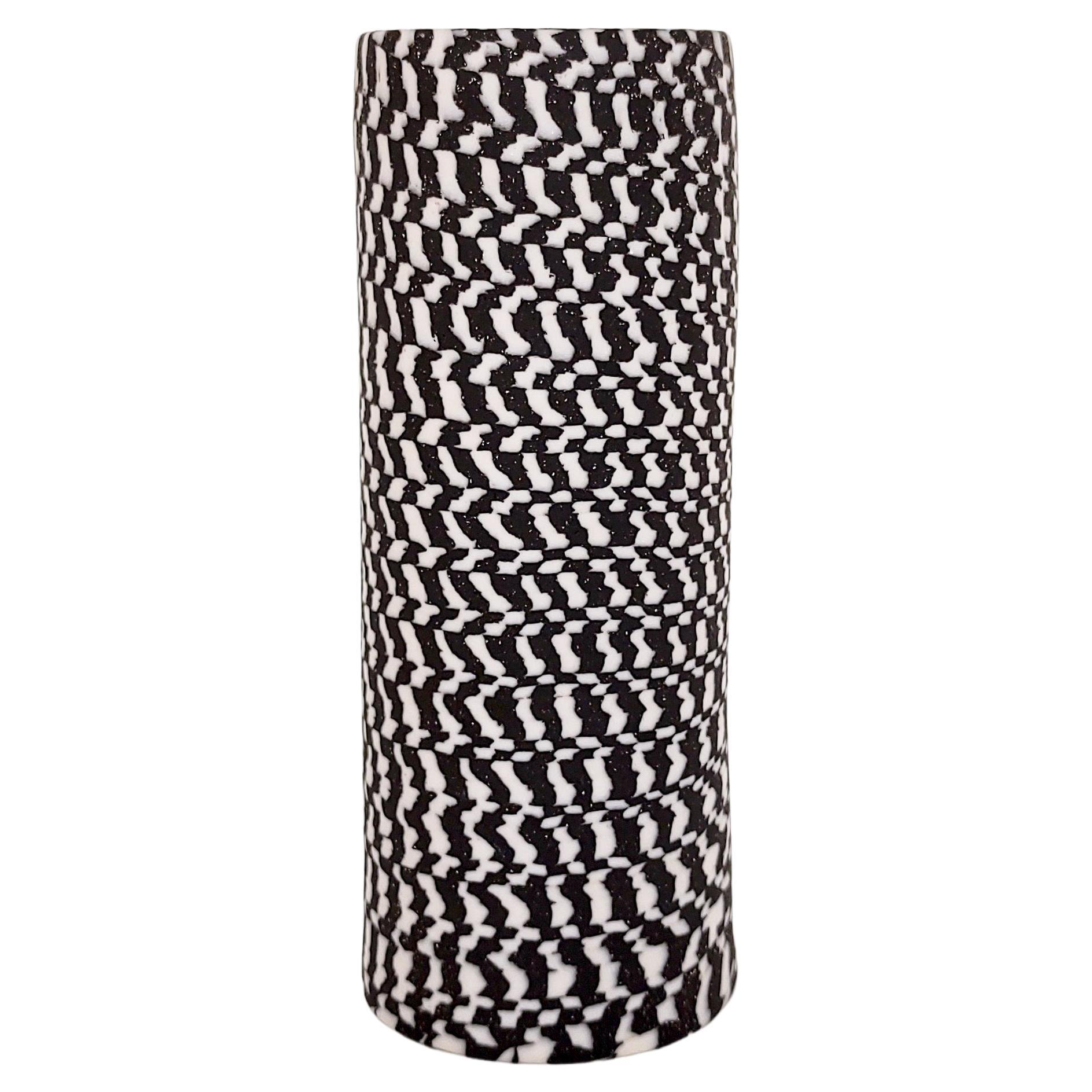 Handgefertigte Nerikomi-Vase „ Hahnentritt“ in Schwarz und Weiß von Fizzy Ceramics