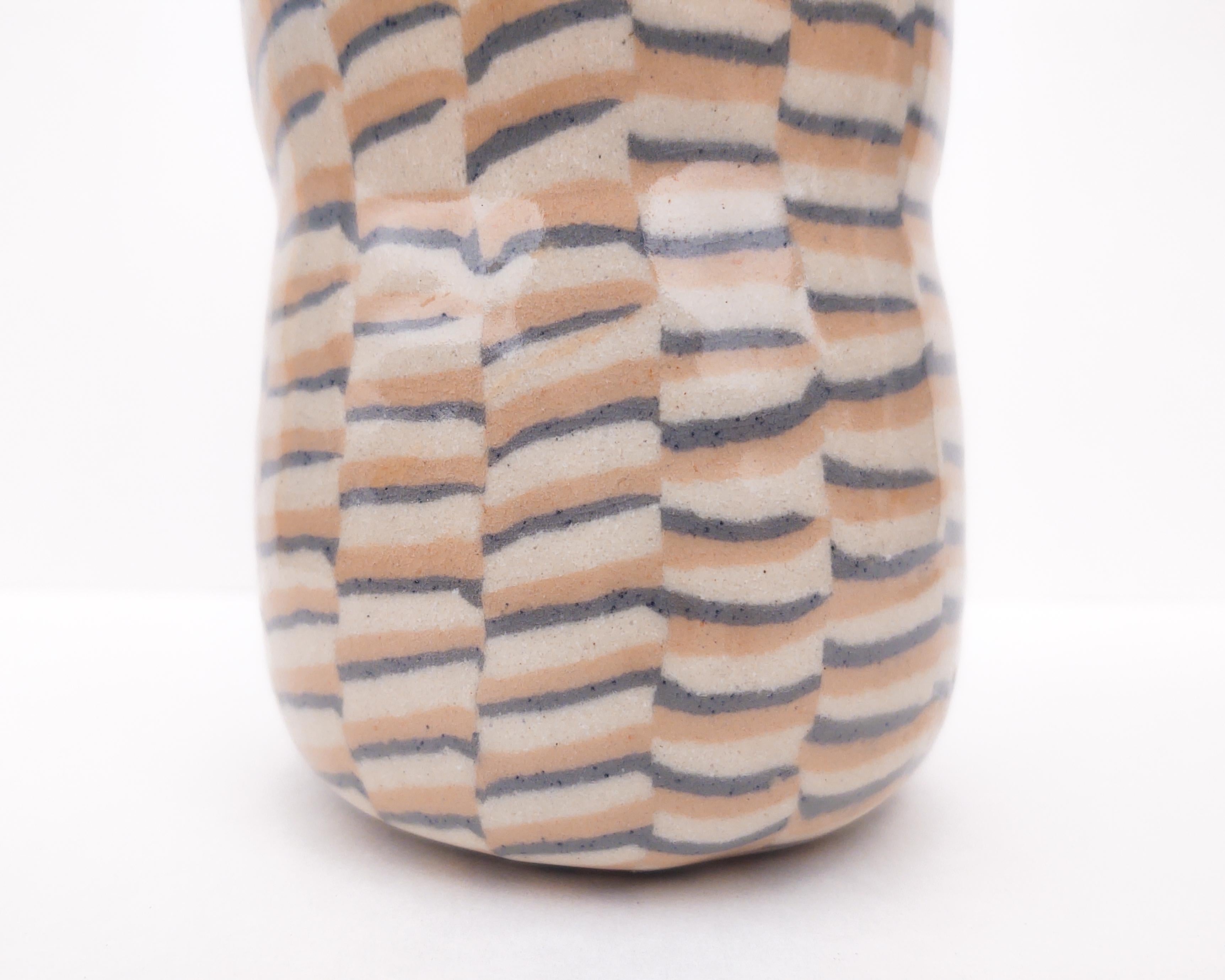 Céramique Vase Nerikomi abstrait en trois couleurs, fait à la main par Fizzy Ceramics en vente