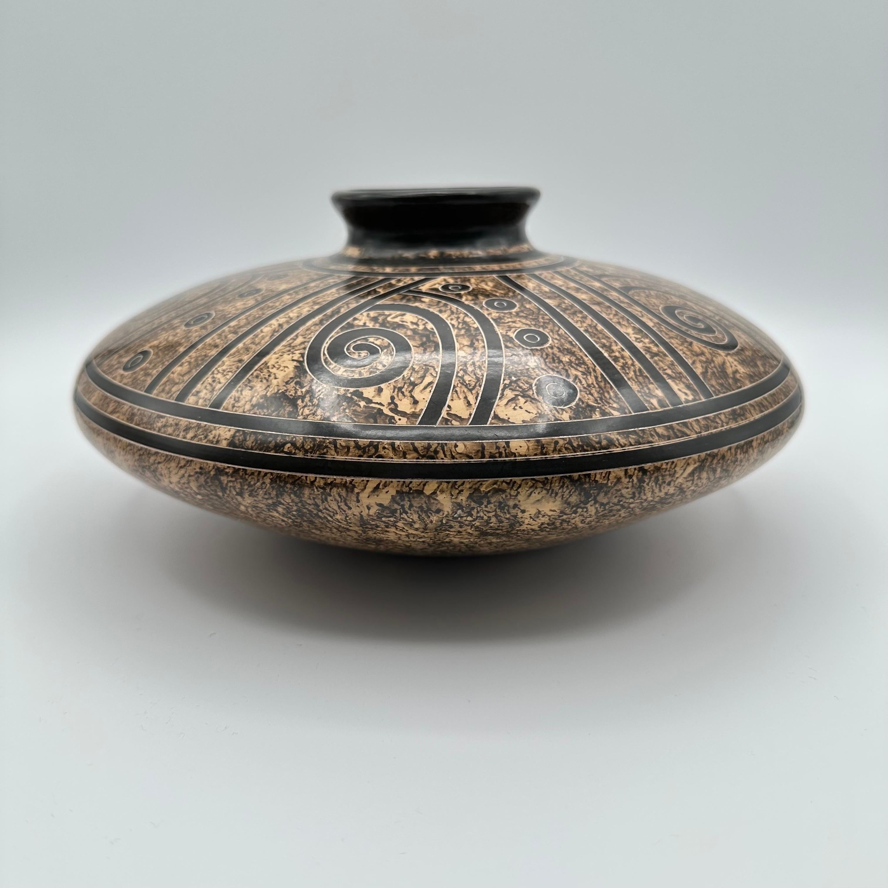Vernissé Vase fait main en céramique Brown du Nicaragua avec des designs géométriques en spirale, signé en vente