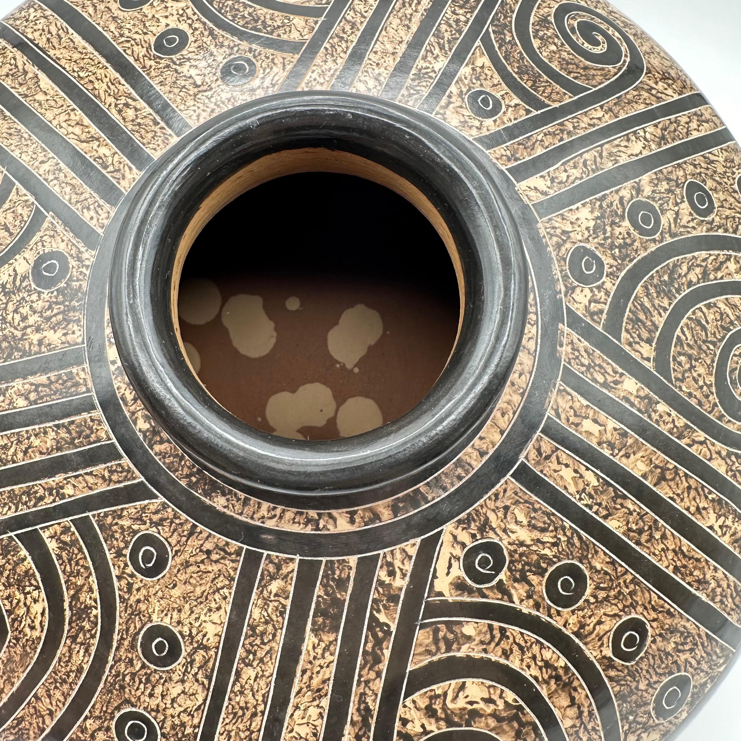 Vase fait main en céramique Brown du Nicaragua avec des designs géométriques en spirale, signé Bon état - En vente à Amityville, NY