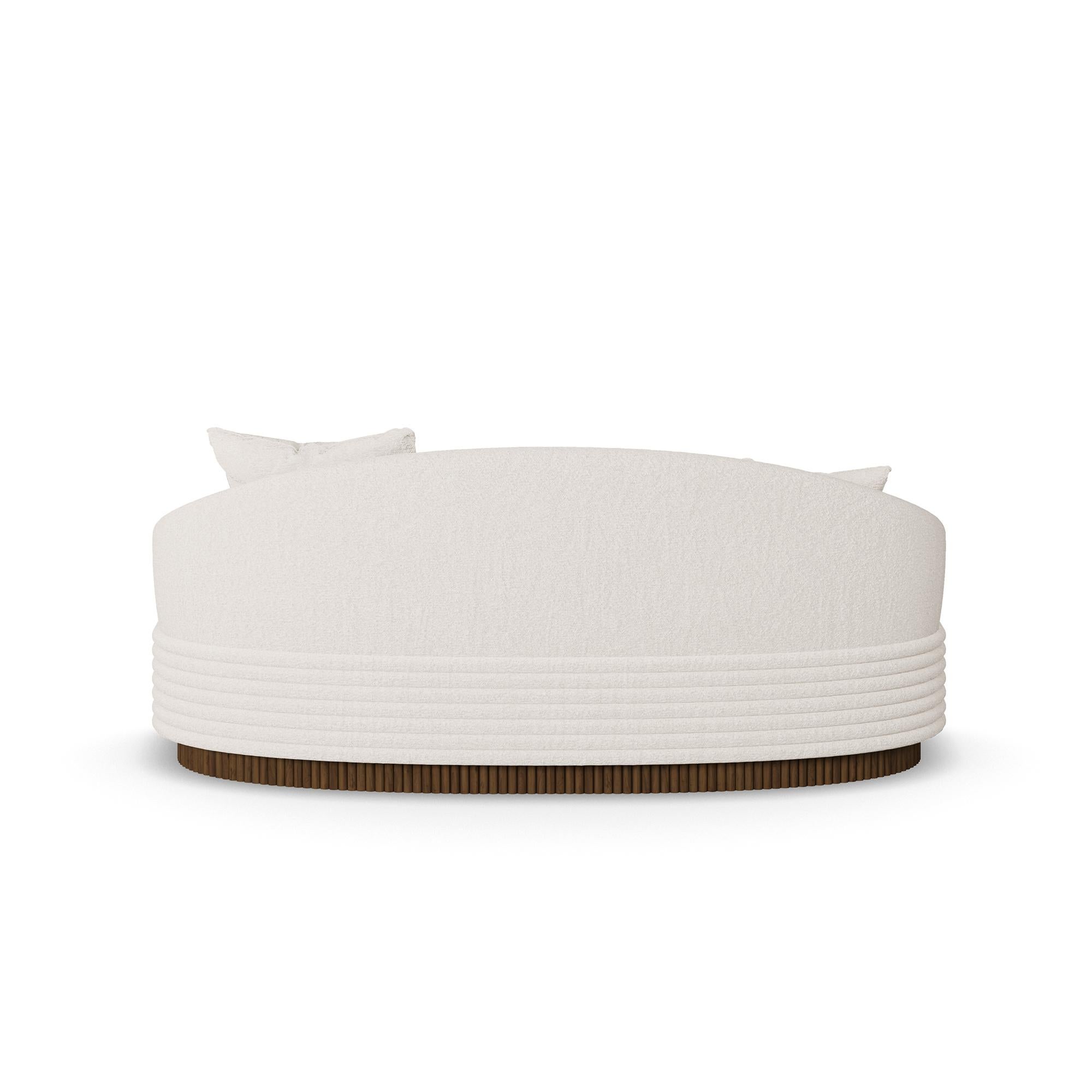 Une combinaison étonnante de design contemporain et de confort luxueux. Recouvert d'un tissu bouclé moelleux - un textile noueux et bouclé, célèbre depuis longtemps pour son esthétique à la fois douillette et sophistiquée - le canapé Nina exsude une