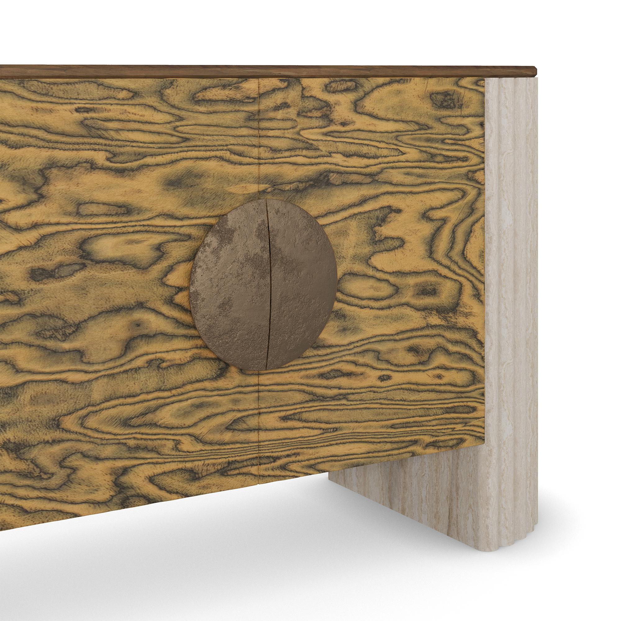 Moderno Credenza Nolita Harbour Cagli fatta a mano: Gambe a coste in travertino, maniglie in ottone in vendita