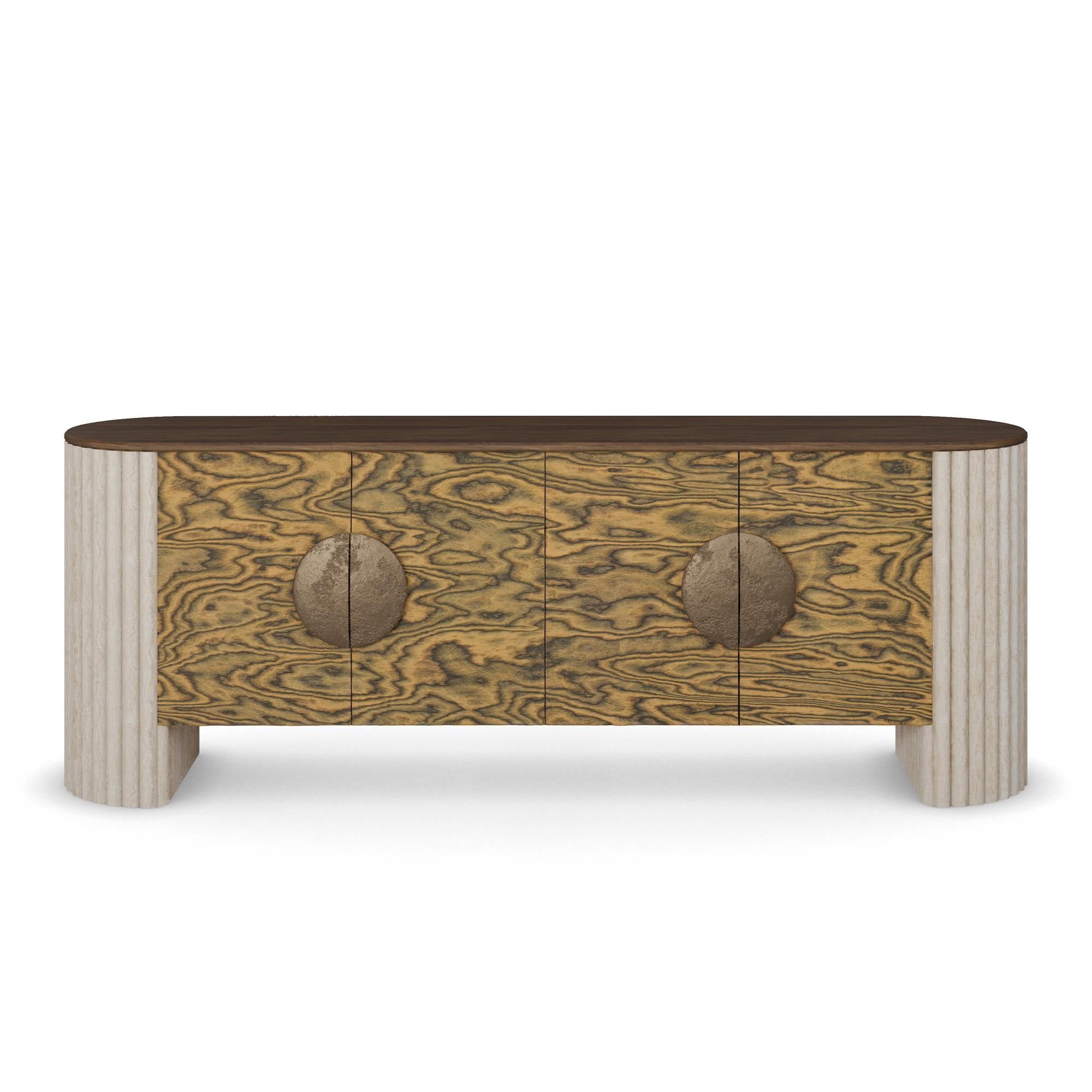 Portoghese Credenza Nolita Harbour Cagli fatta a mano: Gambe a coste in travertino, maniglie in ottone in vendita
