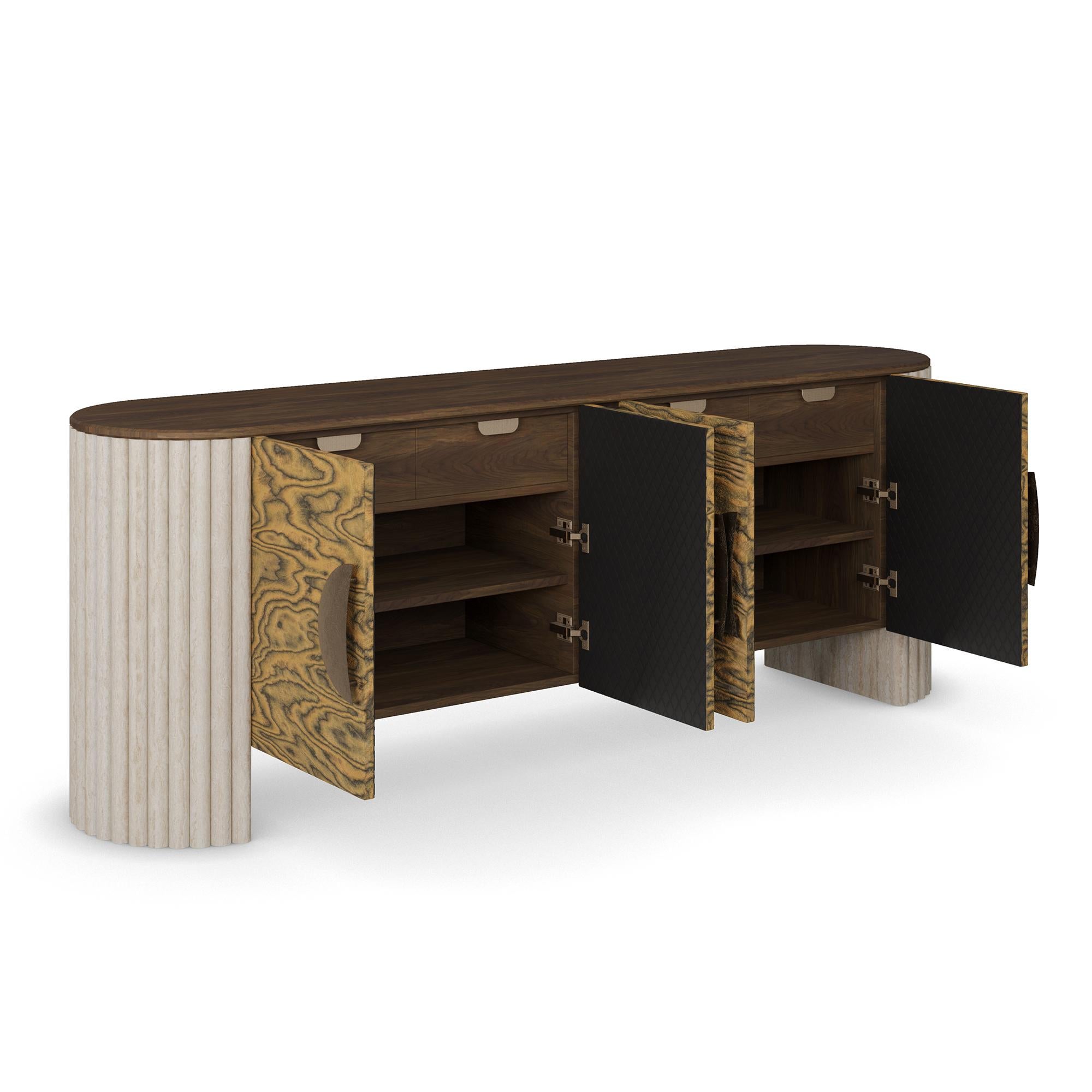 Martellato Credenza Nolita Harbour Cagli fatta a mano: Gambe a coste in travertino, maniglie in ottone in vendita