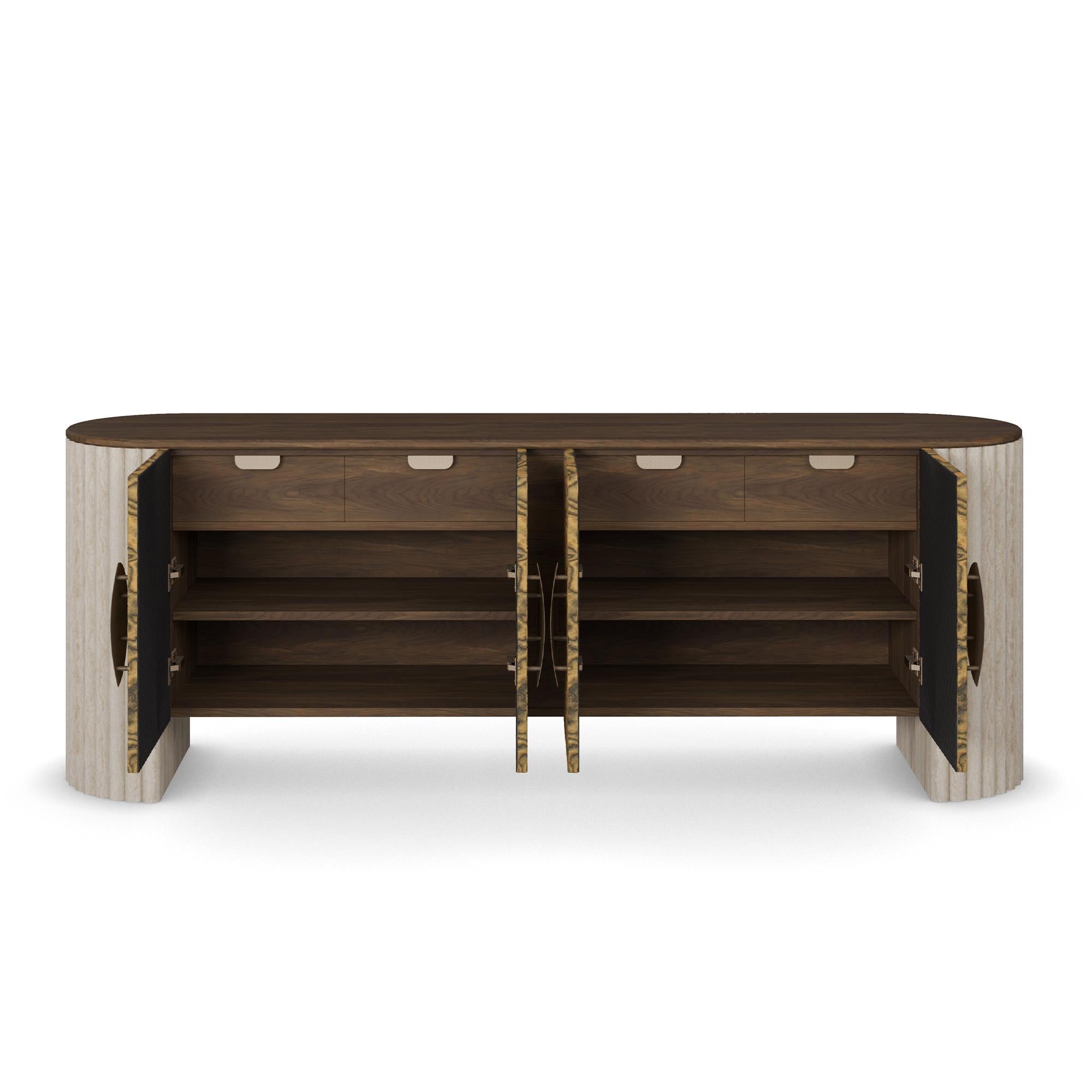 Credenza Nolita Harbour Cagli fatta a mano: Gambe a coste in travertino, maniglie in ottone In condizioni Nuovo in vendita a Carvalhosa, PT