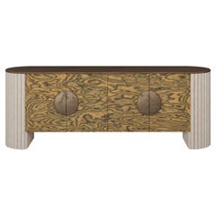 Handgefertigtes Nolita Harbour Cagli Sideboard: Travertin gerippte Beine, Messinggriffe