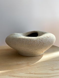 Vaso medio in ceramica con texture, realizzato a mano in stile nordico per l'arredamento della casa, di Maku Ceramic