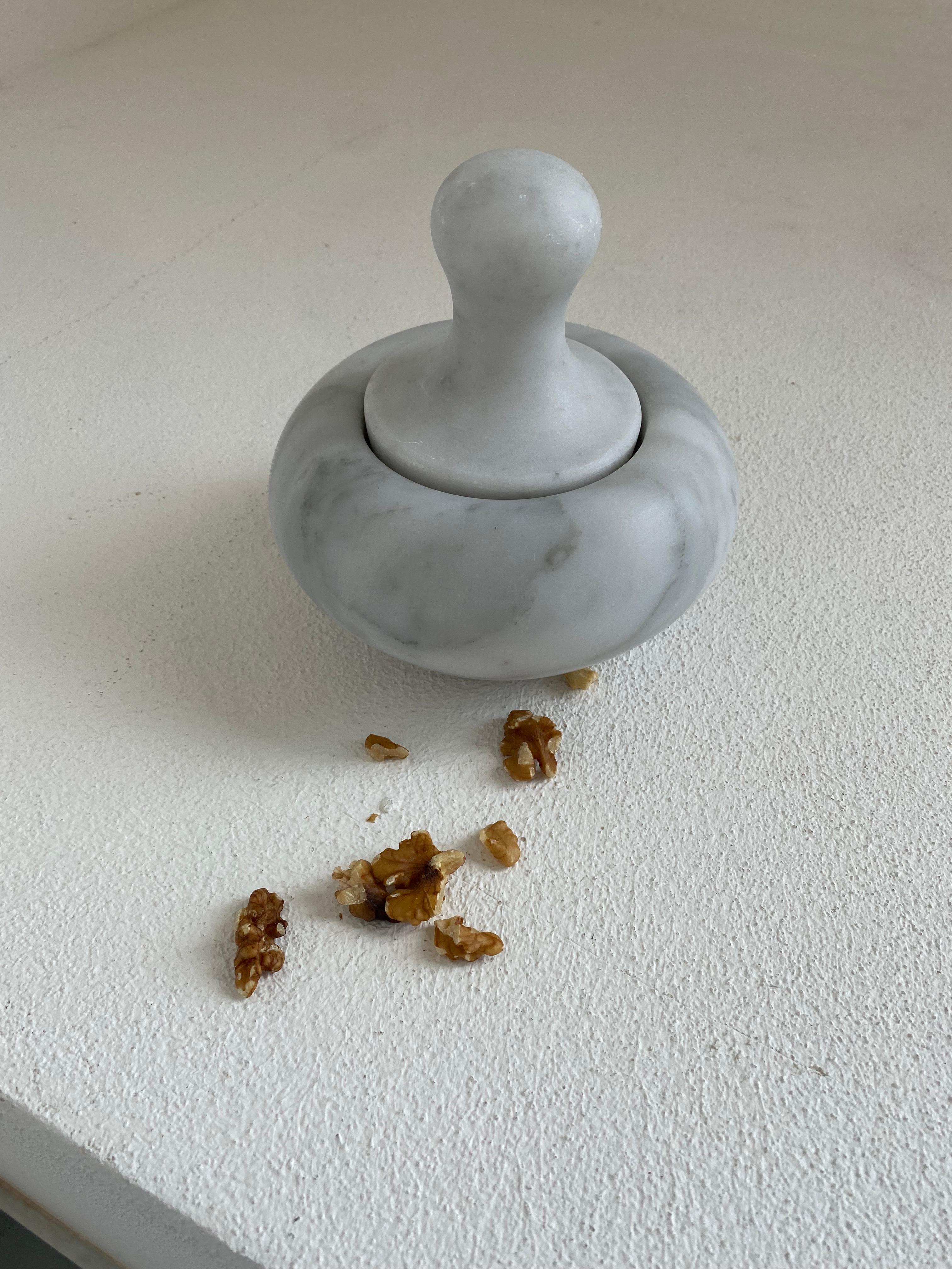 Nutcracker Pestle aus weißem Satin- Carrara-Marmor, handgefertigt (Handgefertigt) im Angebot