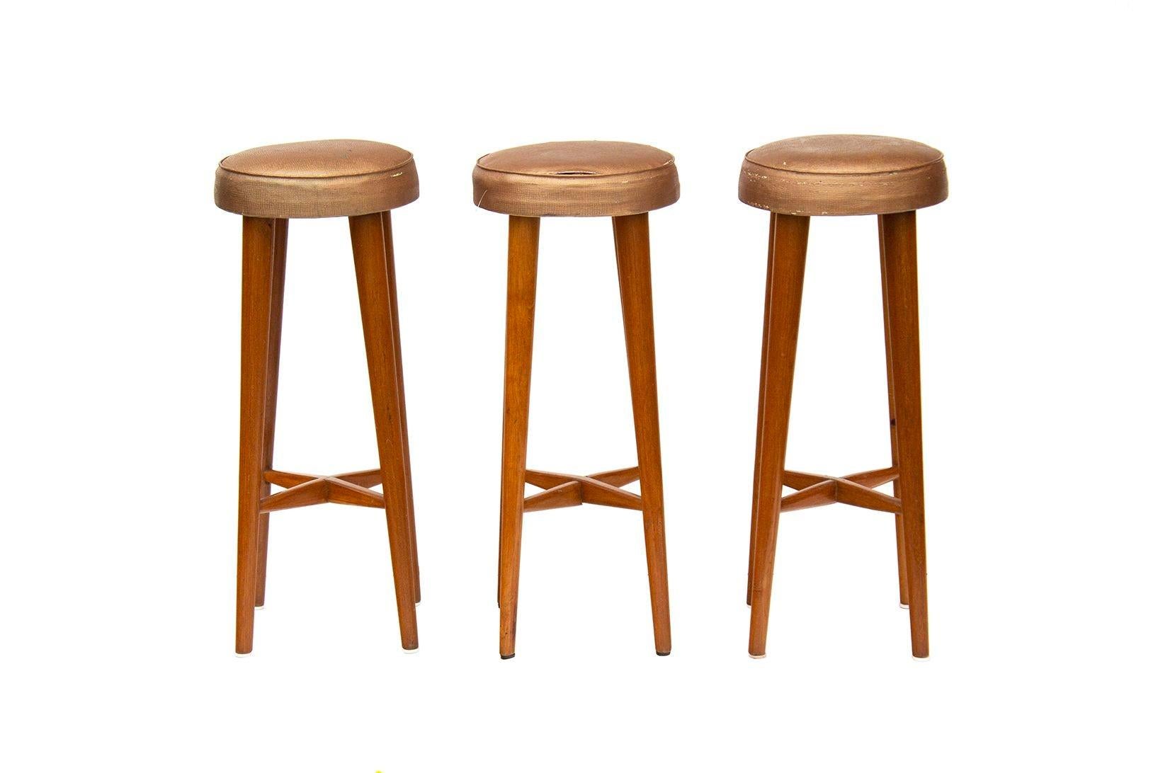 USA, 1950s
Set of handmade oak barstools in oak with X shaped stretcher supports. No maker's marks, believed to be handmade. These would be great reupholstered and would make great pieces for a photo shoot. Just the right golden look with hand to