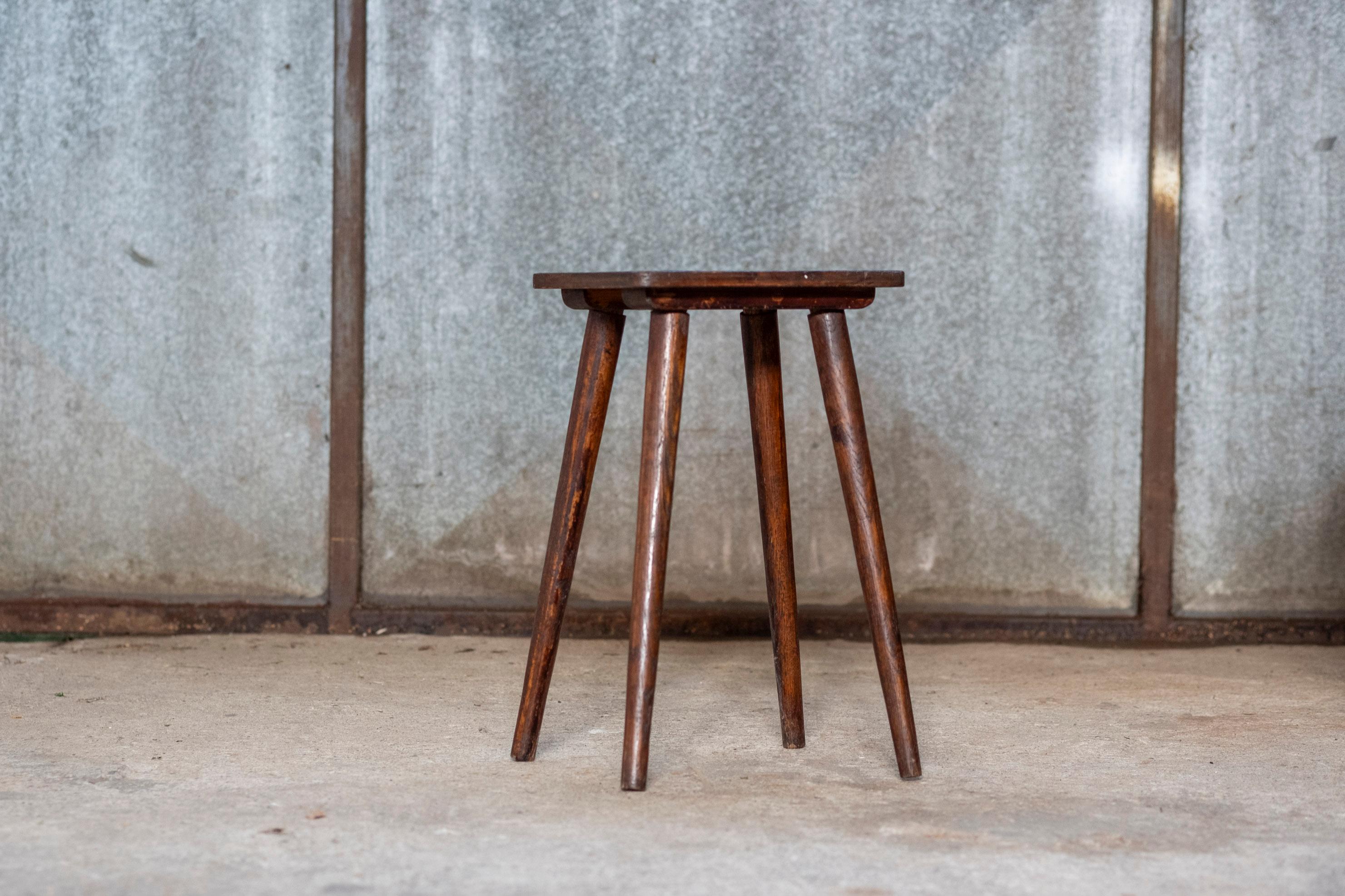 Provincial français Tabouret en Oak fait main, 1950 Belgique en vente